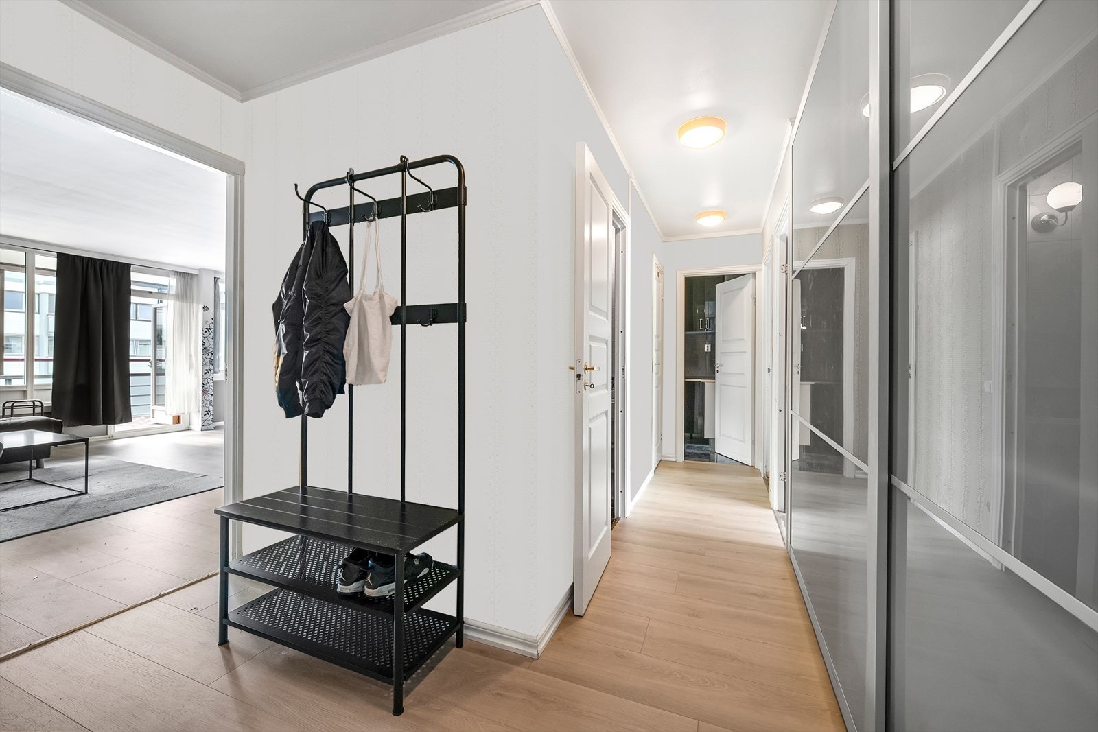 Det er god plass til oppbevaring av ytterklær i skyvedørsgarderoben. Galleribilde