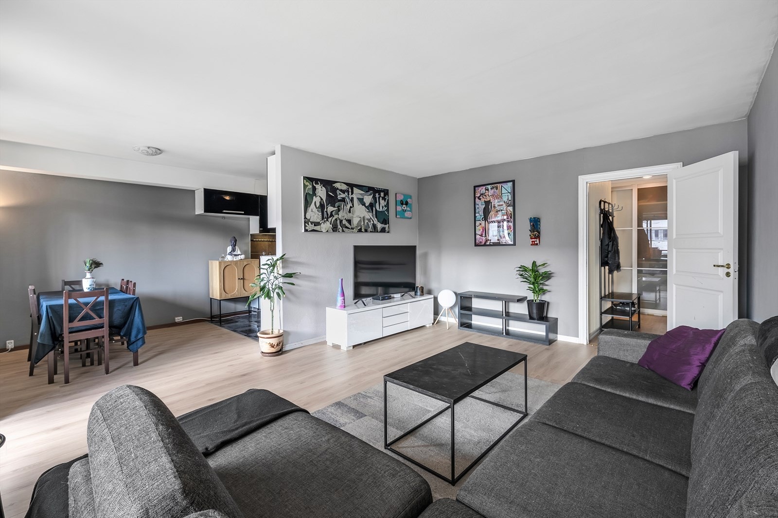 Stue med god plass til både spisebord og sofaseksjon. Stuen er oppmålt til 28 kvm. Galleribilde