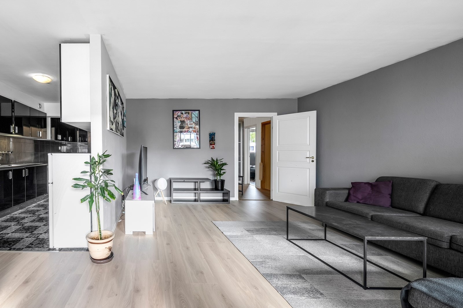 Stue oppmalt i behagelige farger og gjennomgående 1-stav gulv fra entree til stue. Galleribilde