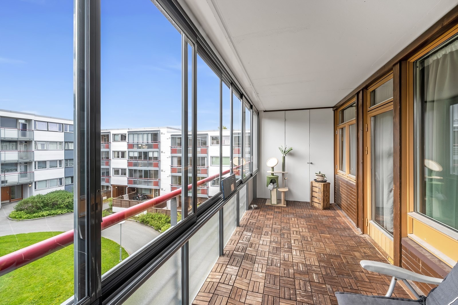 Balkongen er innglasset, som gir økt bruksvennlighet gjennom hele året. Galleribilde