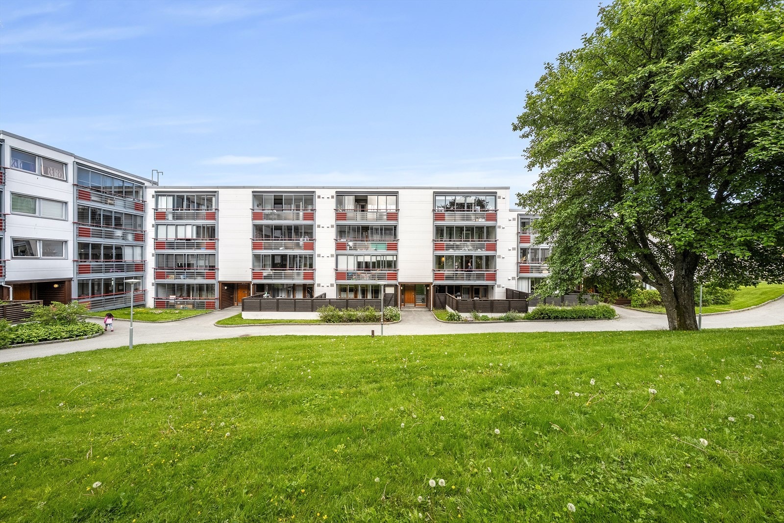 Inngang til blokka fra bakgård/grøntareal. Galleribilde