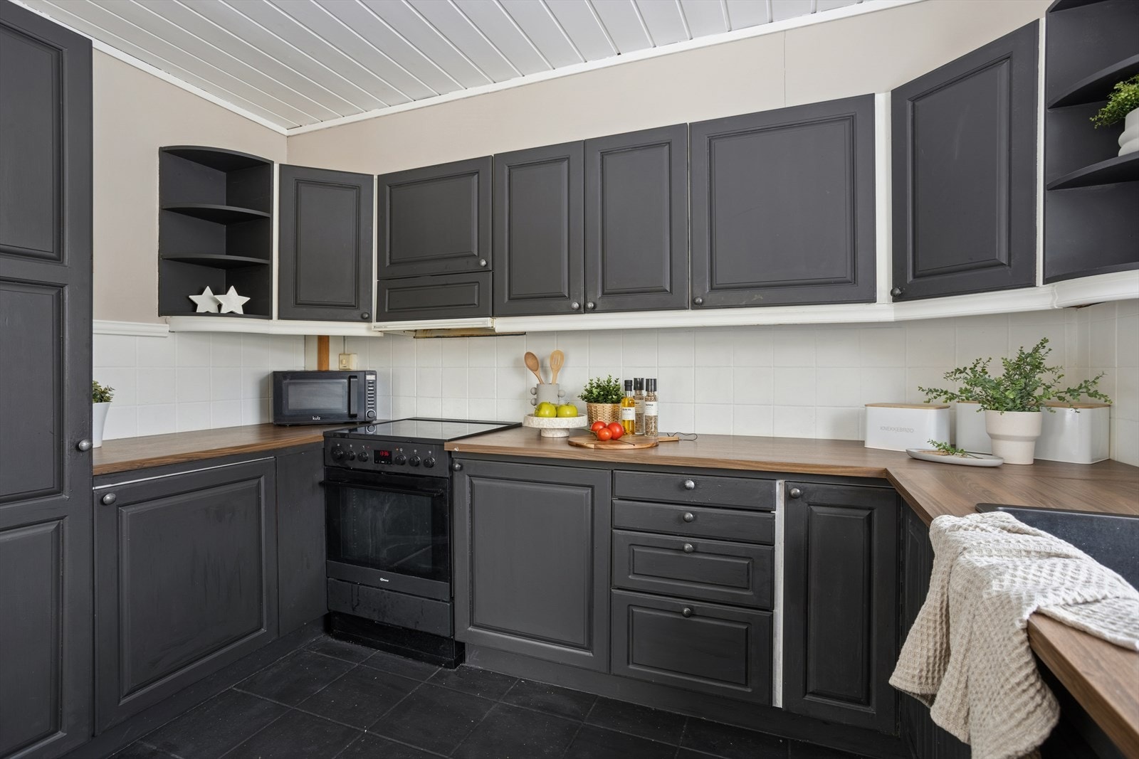 Godt med skap- og benkeplass. Galleribilde