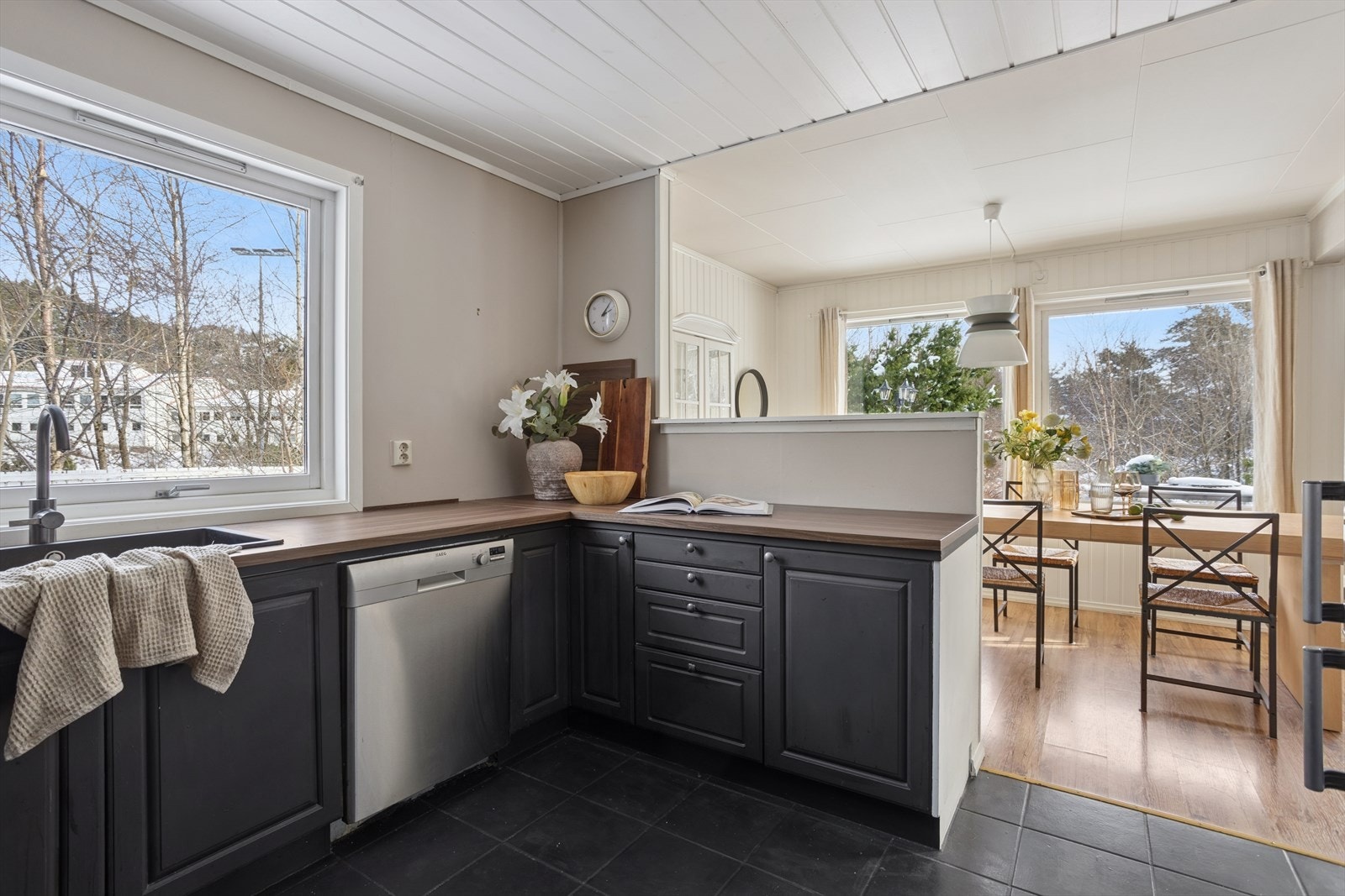 Stort kjøkken i en delvis åpen løsning mot stuen. Galleribilde