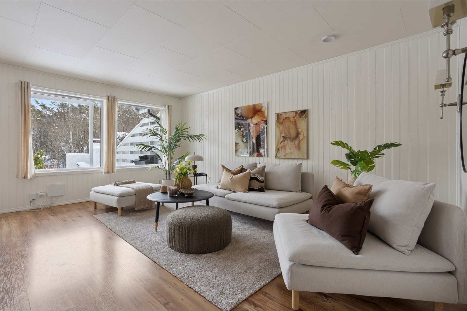 Store vindusflater som slipper inn godt med dagslys. Galleribilde