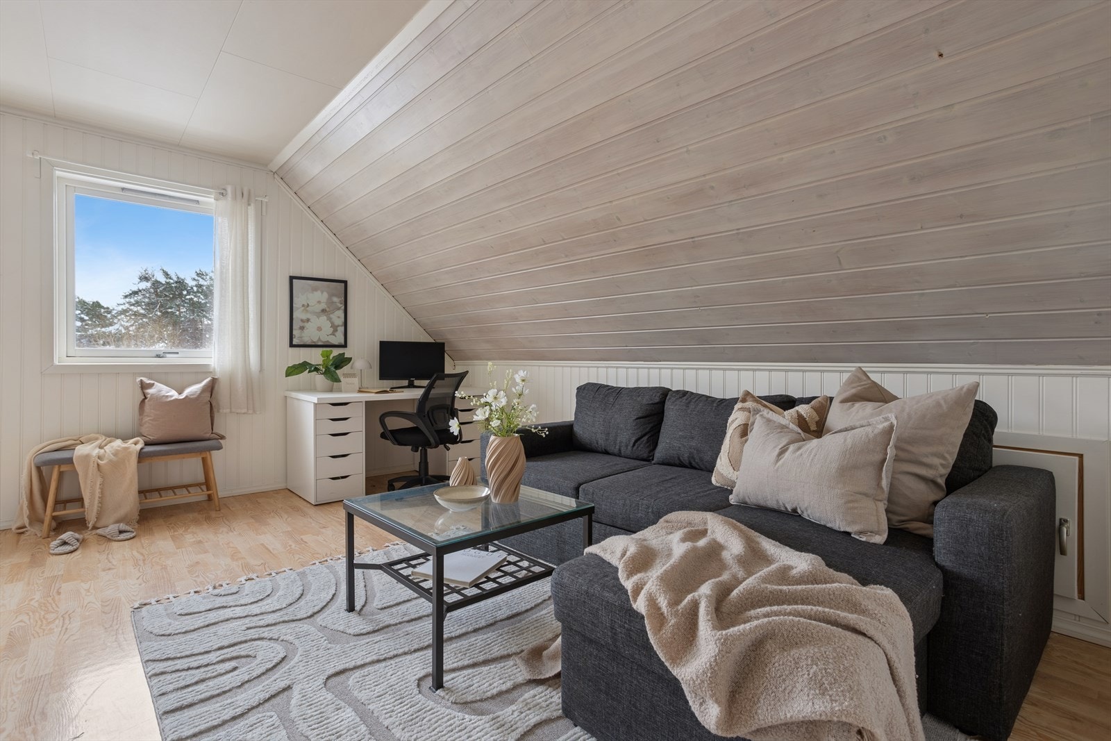 I 2. etasje er det 3 soverom, trappegang og bad. Galleribilde