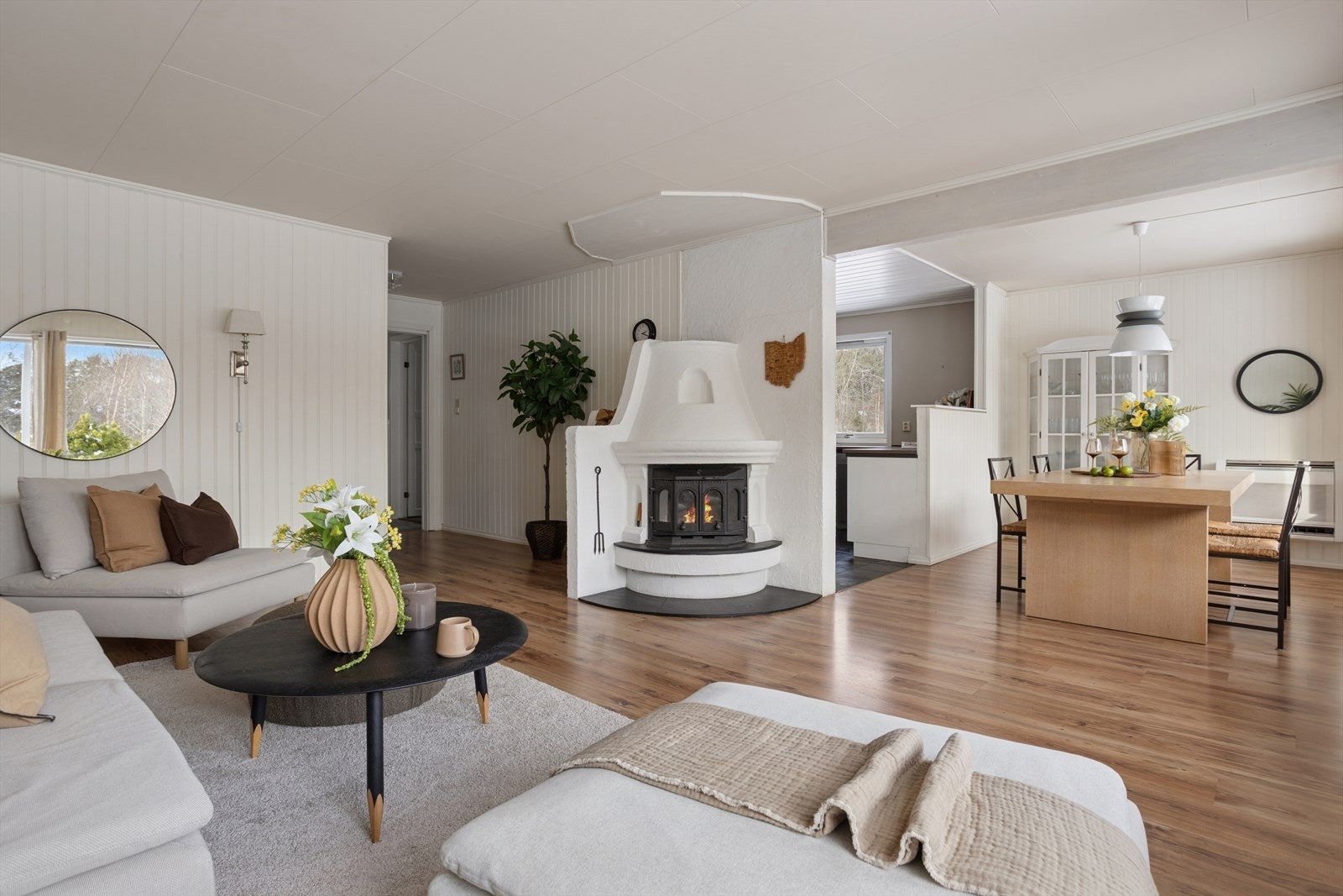 Boligen har en lys og åpen stue med god plass til sofakrok og spisebord. Galleribilde