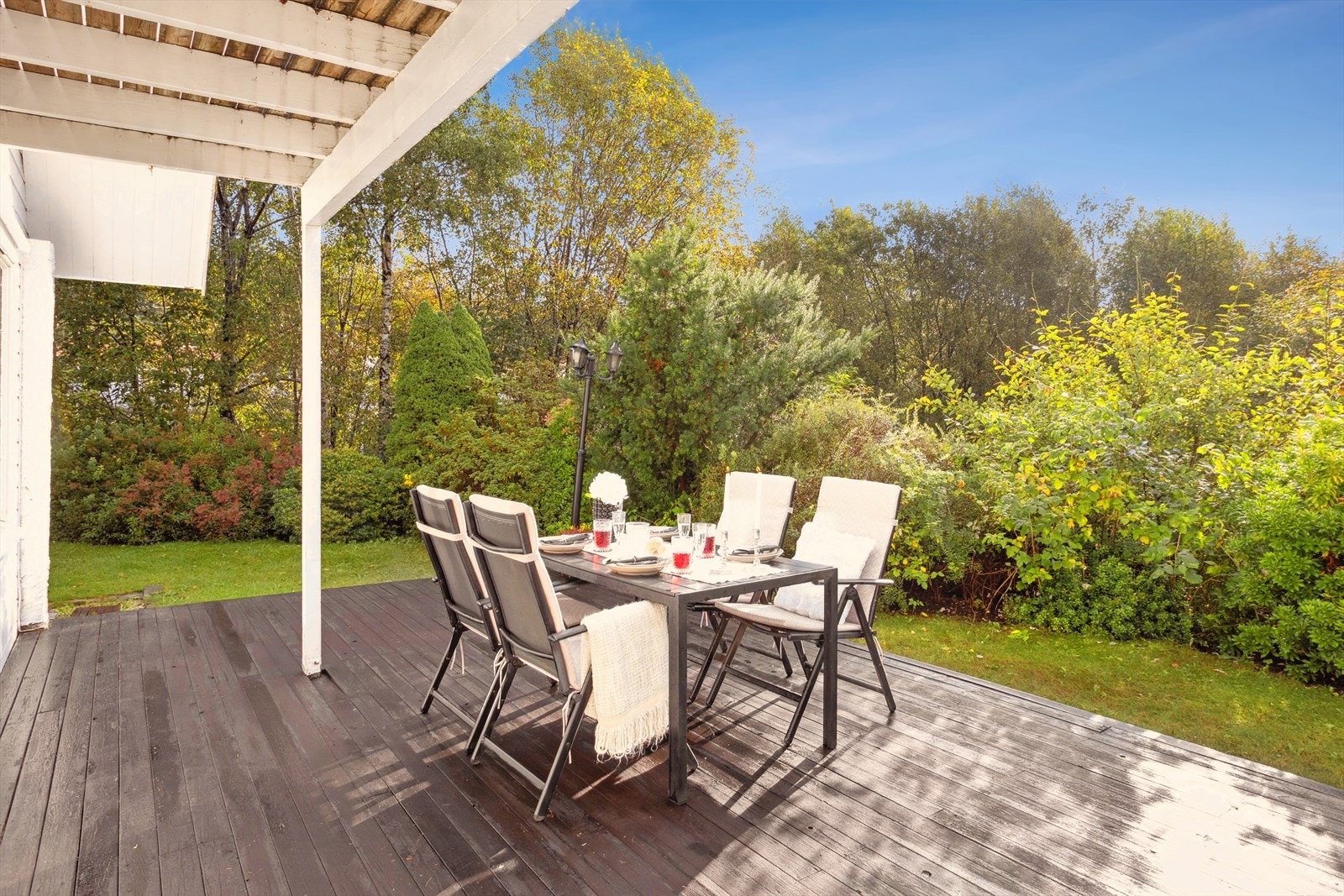 Fra stuen er det adkomst til en stor terrasse og en koselig hage. Galleribilde