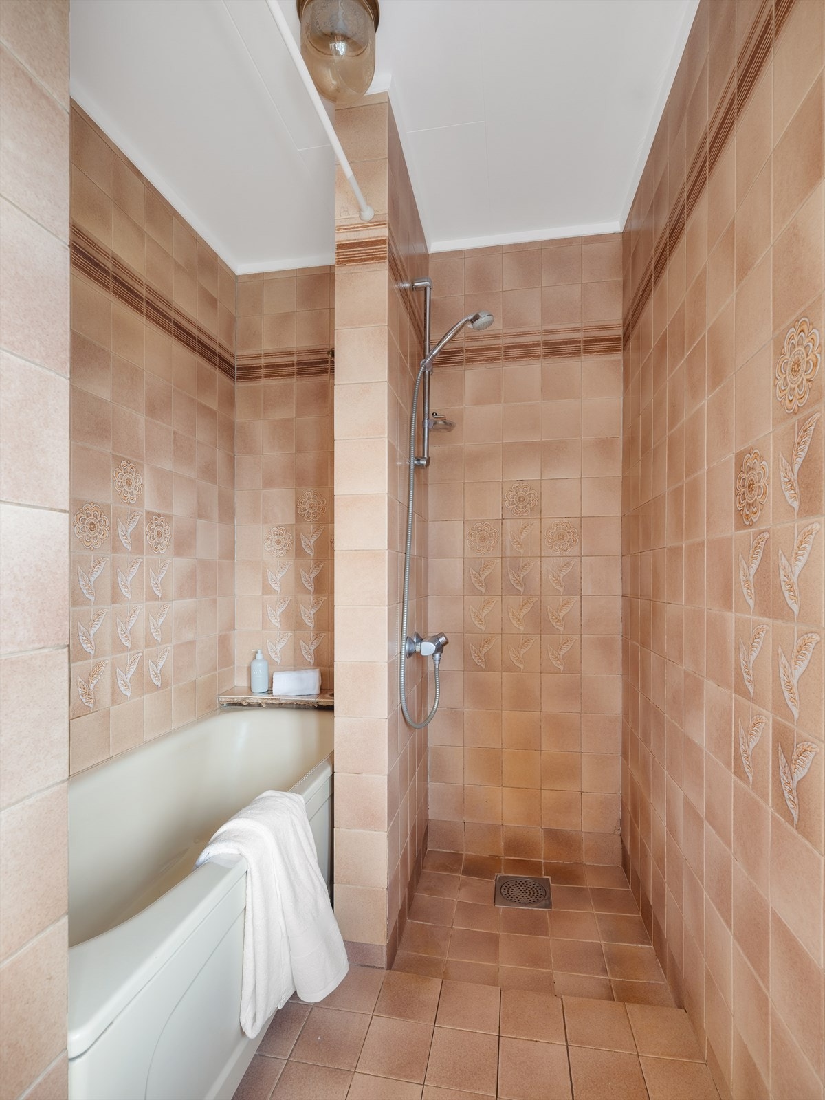 Badet har badekar og dusjnisje Galleribilde