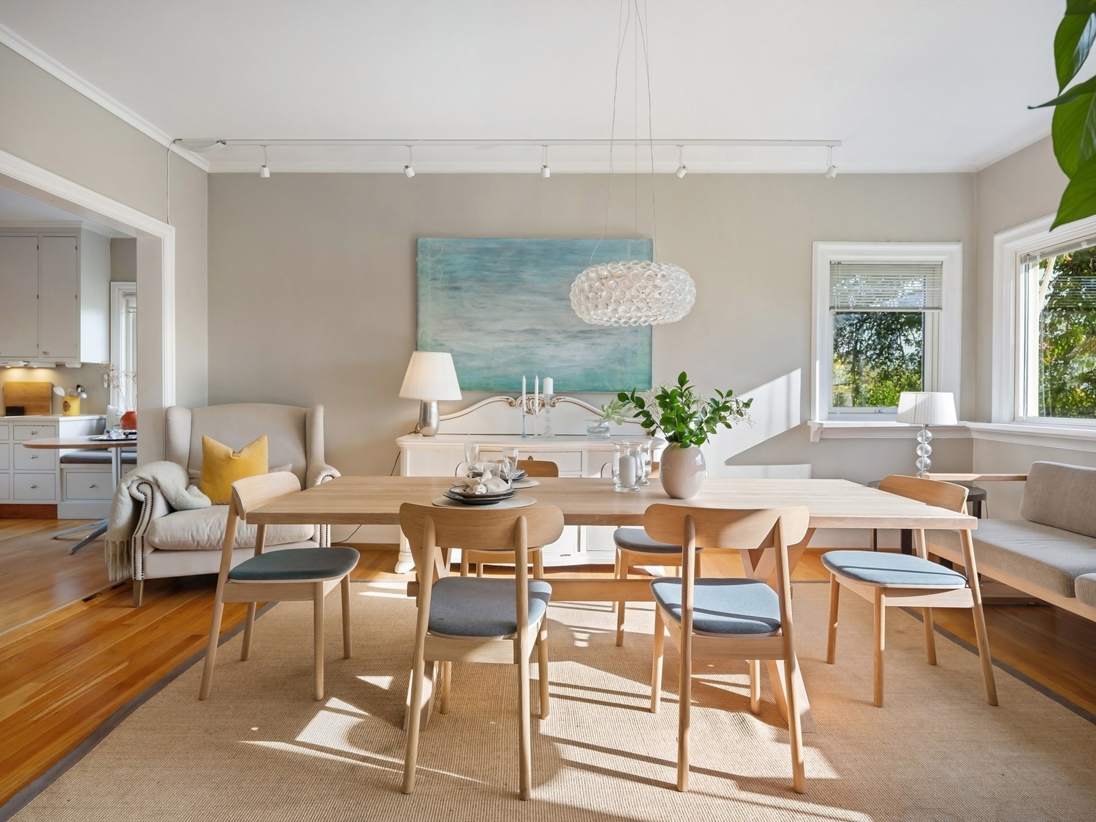 Mellom stue og kjøkken har dere en lys og romslig spisestue Galleribilde