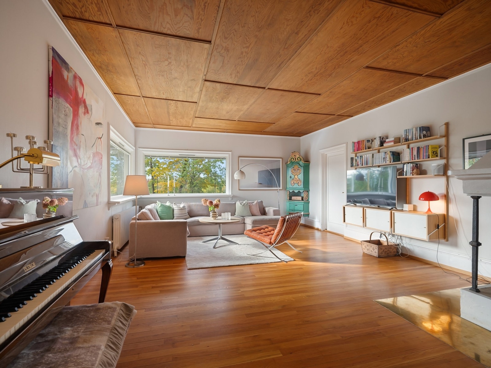 Planløsningen er familievennlig og godt utnyttet. I 1. etasje finnes entré og hall med trapp, kjøkken i åpen løsning mot spisestue, stue og bad Galleribilde