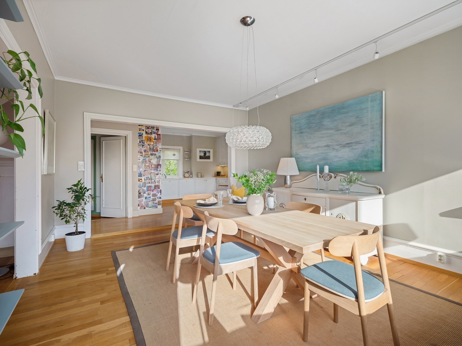 Åpen løsning mot kjøkkenet Galleribilde