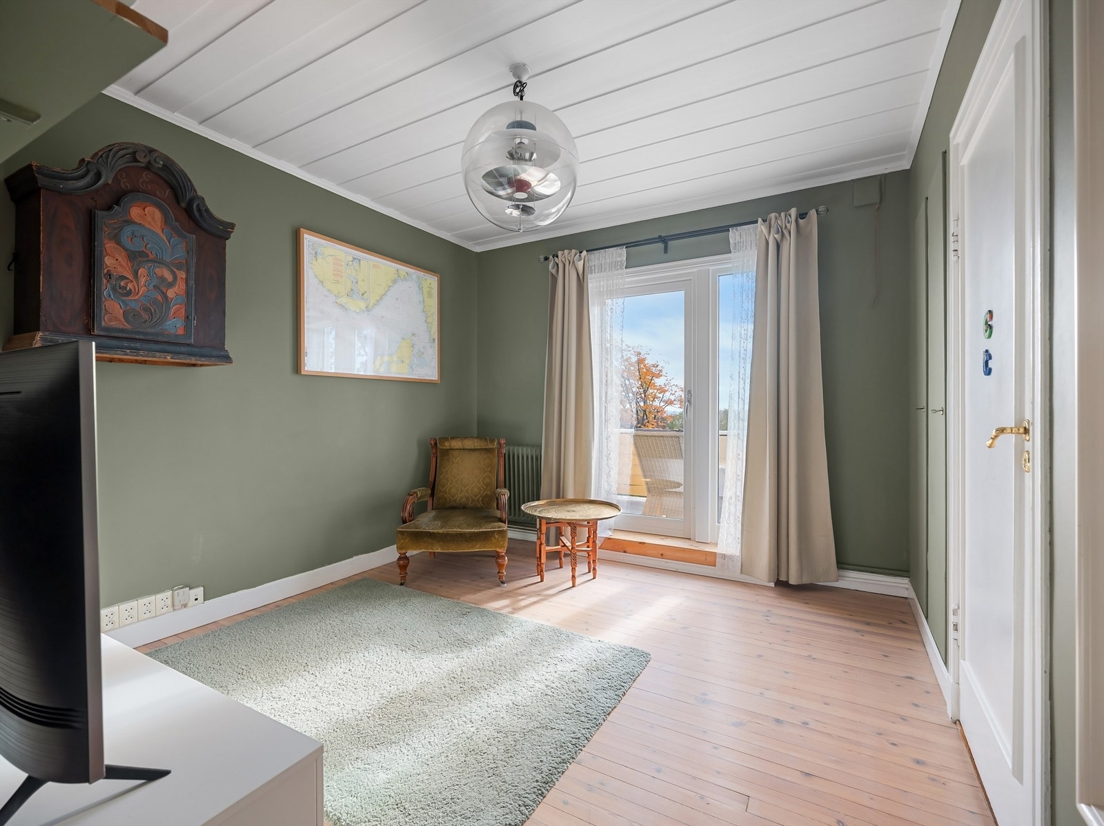 Hyggelig TV-stue med utgang til balkong Galleribilde