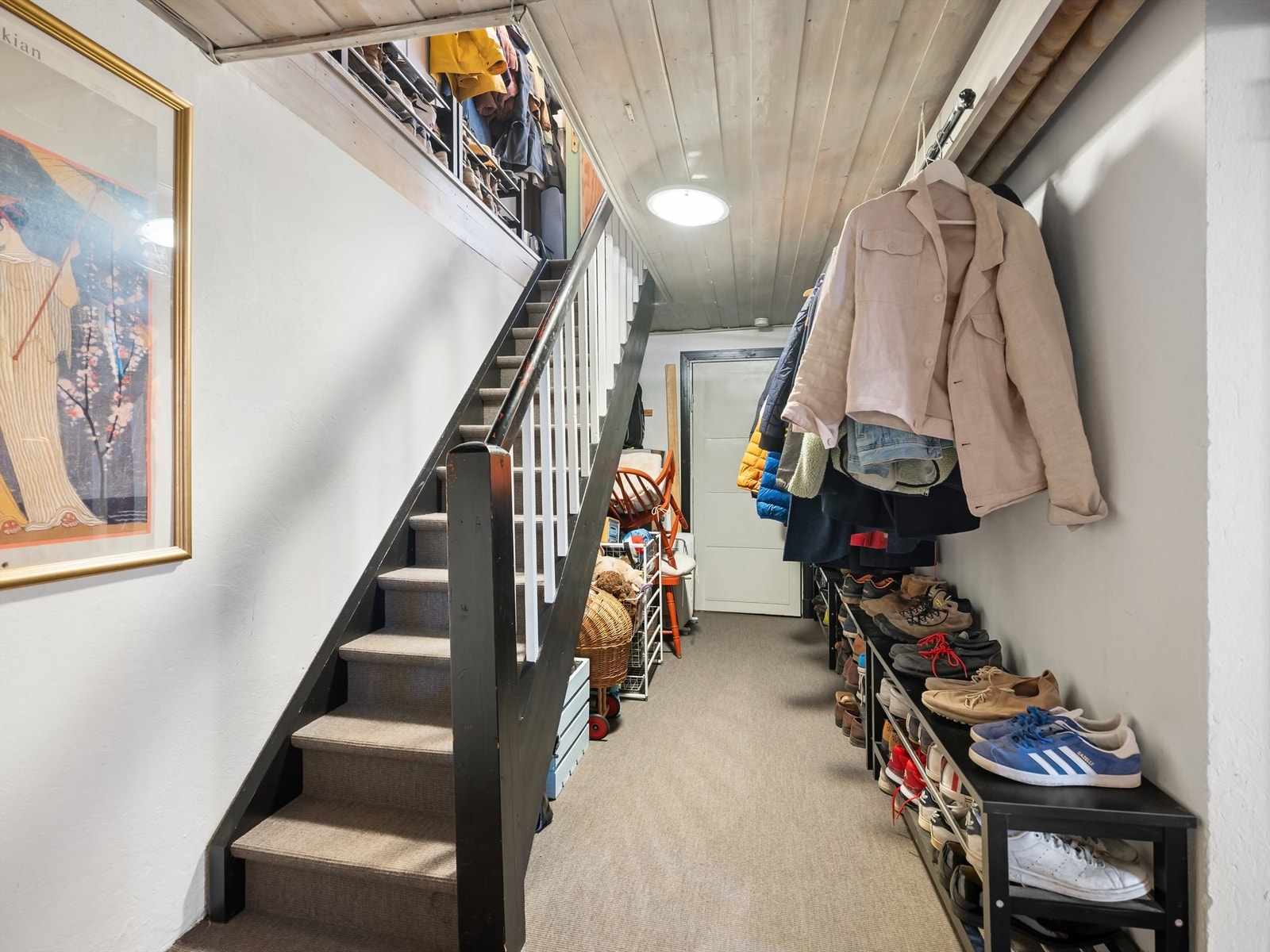 Kjelleretasjen inneholder trapperom, kjellerstue, vaskerom, teknisk rom, bod og et disponibelt rom. Galleribilde