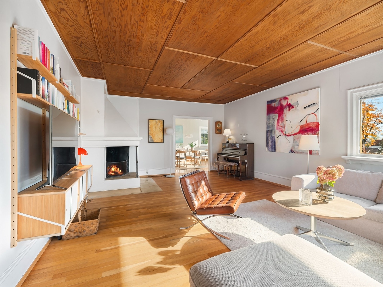 Det er gode møbleringsmuligheter her, og en koselig peis Galleribilde