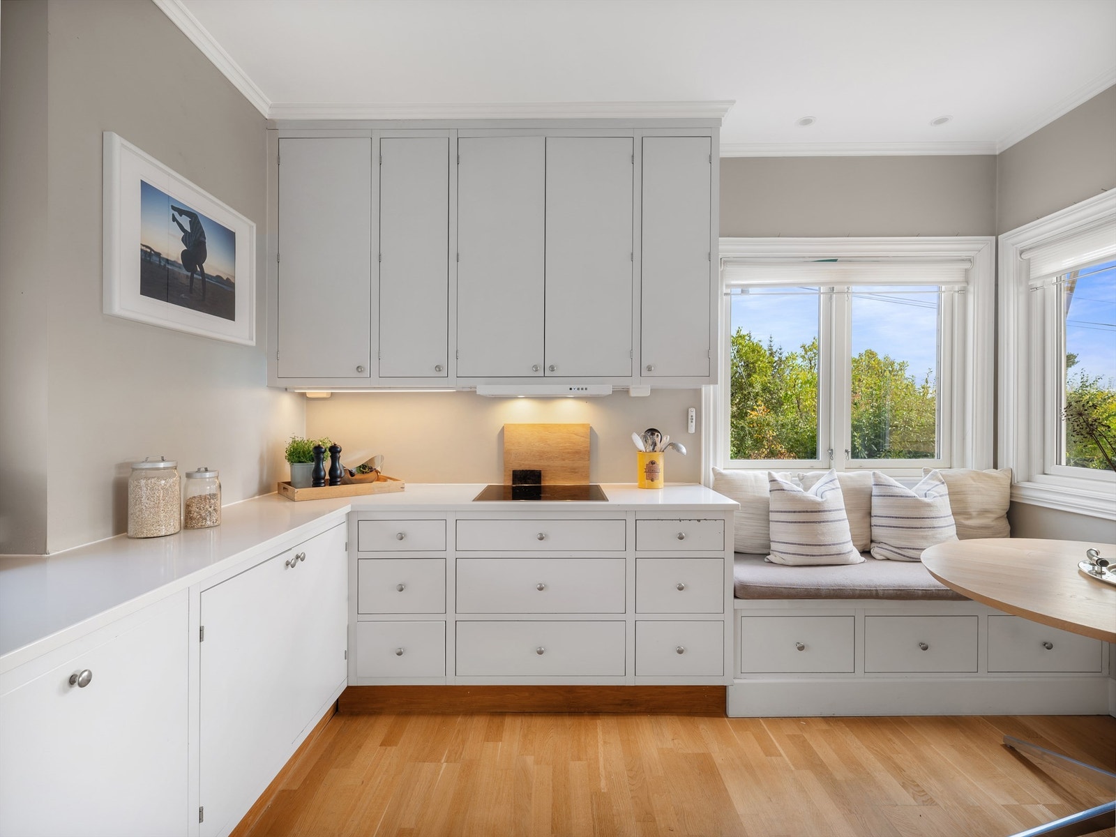 Kjøkkenet er fra 2012, med takhøye skap med slette fronter, kompositt benkeplate med underlimt stålkum Galleribilde