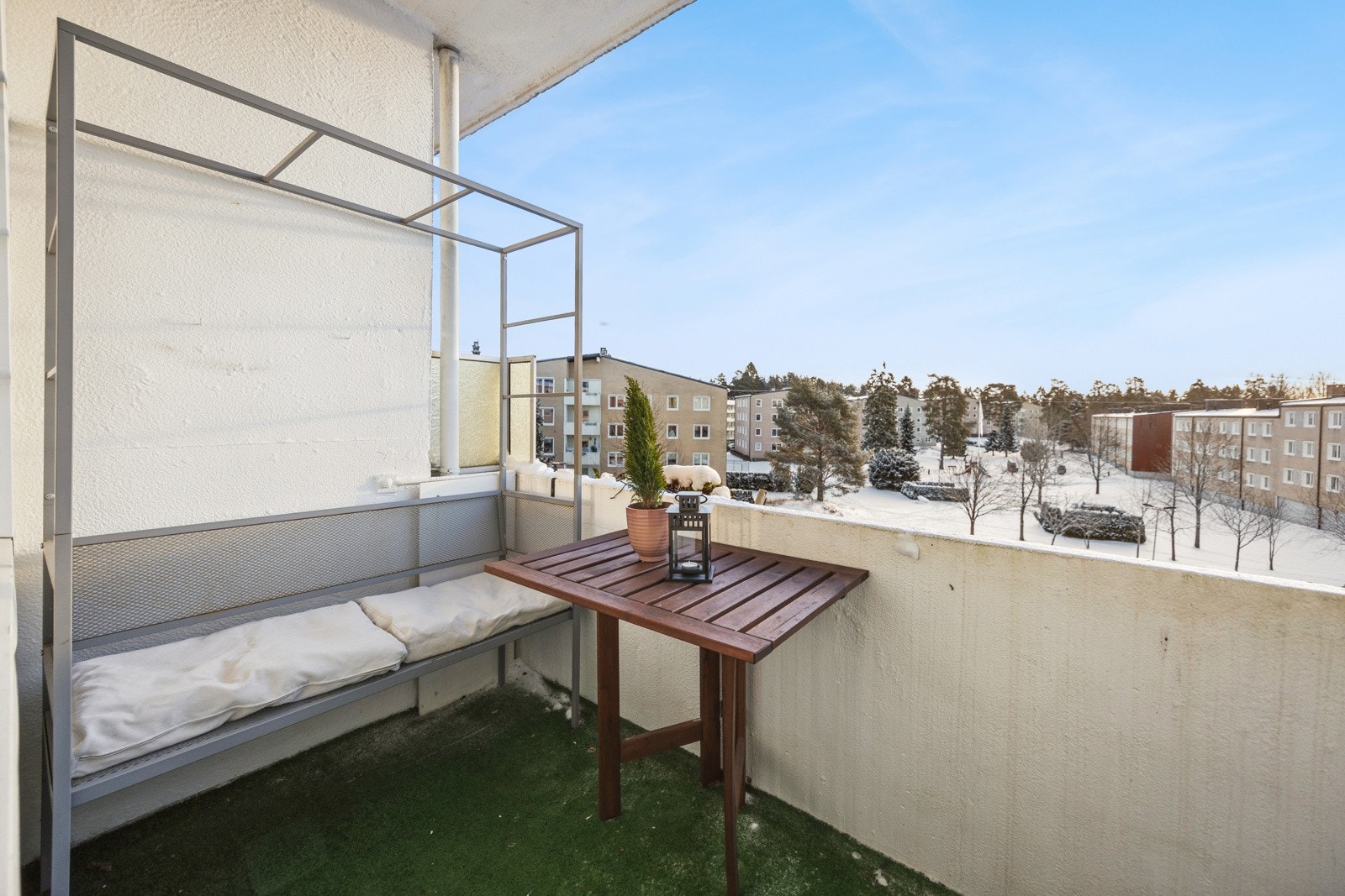 Sørvendt balkong på ca 3 kvm med gode solforhold gir sol og lys hele dagen. Galleribilde