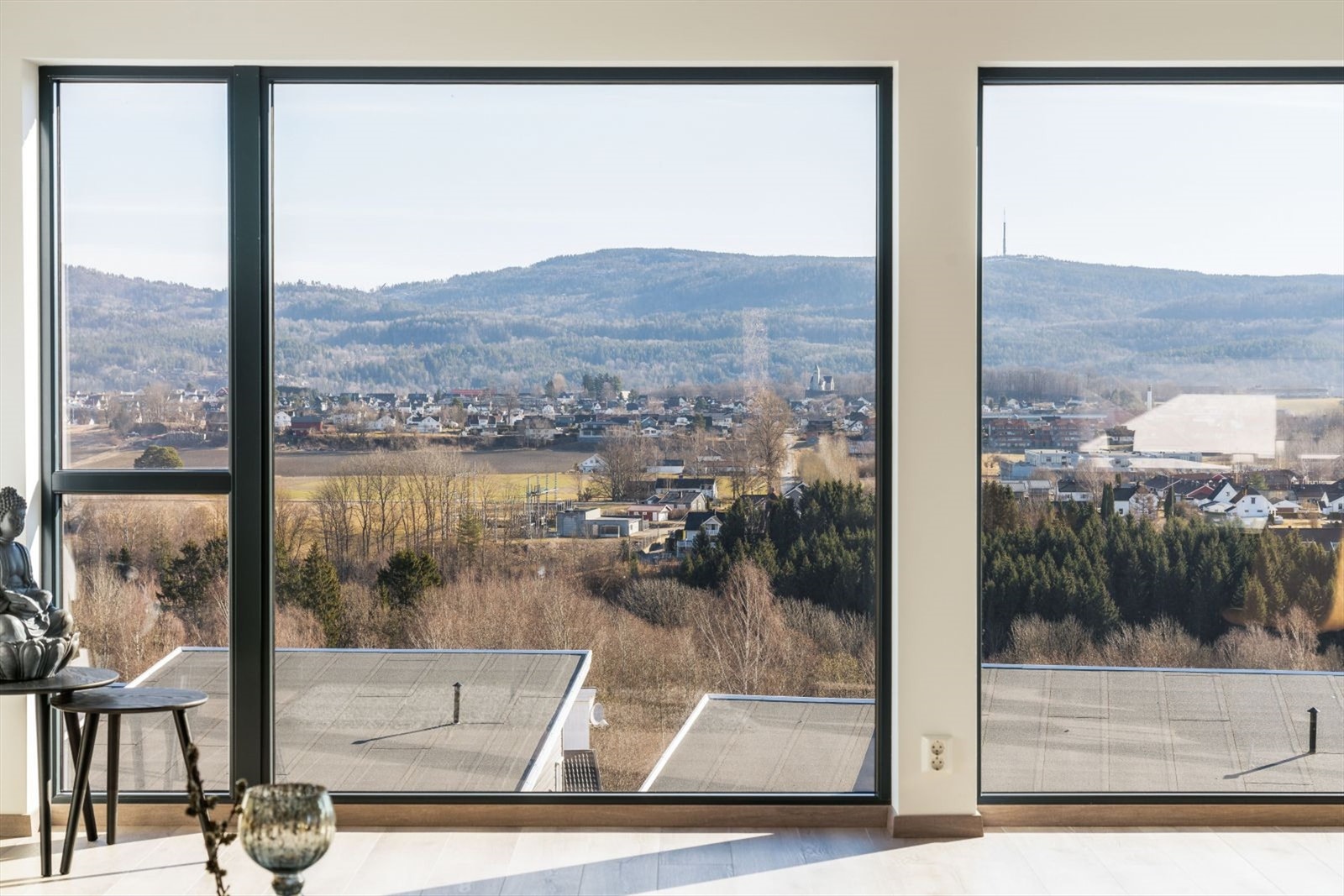 Boligen ligger høyt i terrenget, dette gir en utrolig fin utsikt over Skien. Galleribilde