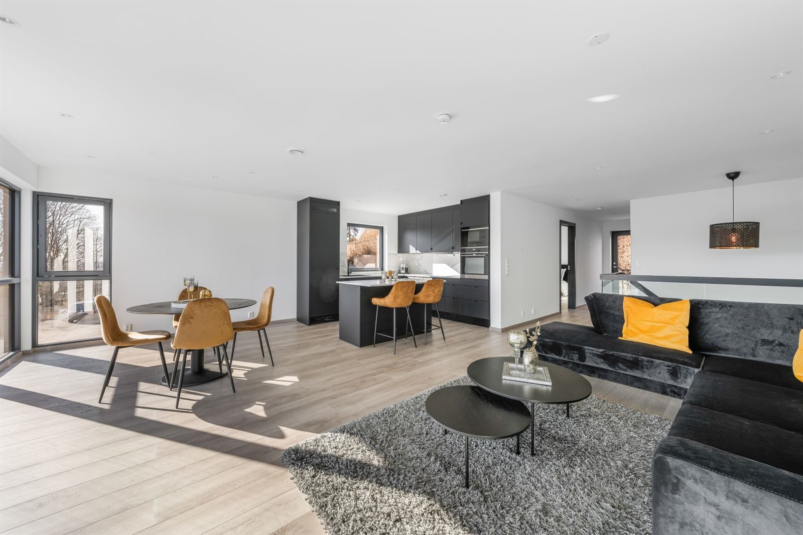 Store deler av boligen har Mammut laminat på gulv og malte gipsplater på vegger. I stue er det vannbåren varme. Galleribilde