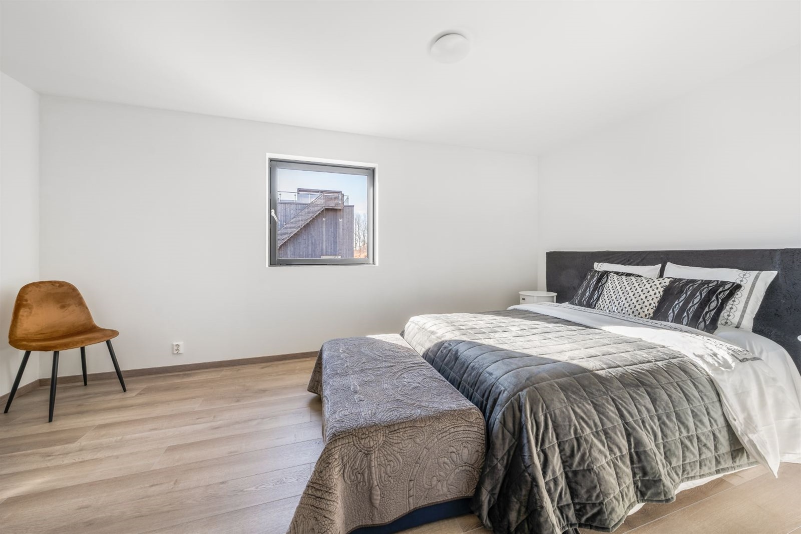 Godt med plass til dobbeltseng og tilhørende møblement. Galleribilde