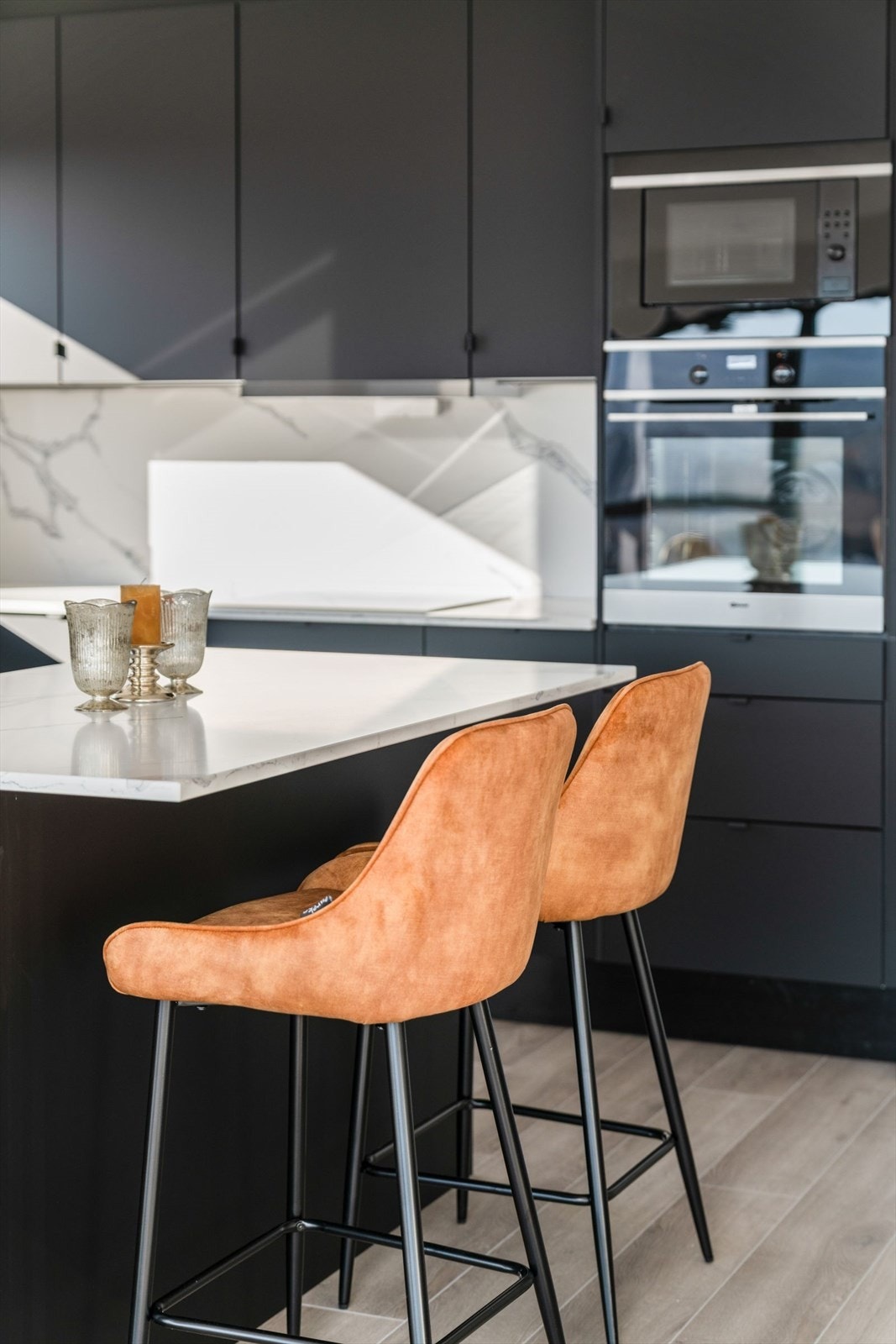 Innredningen har en praktisk kjøkkenøy med ekstra skap- og benkeplass, i tillegg til hyggelige spiseplasser. Galleribilde