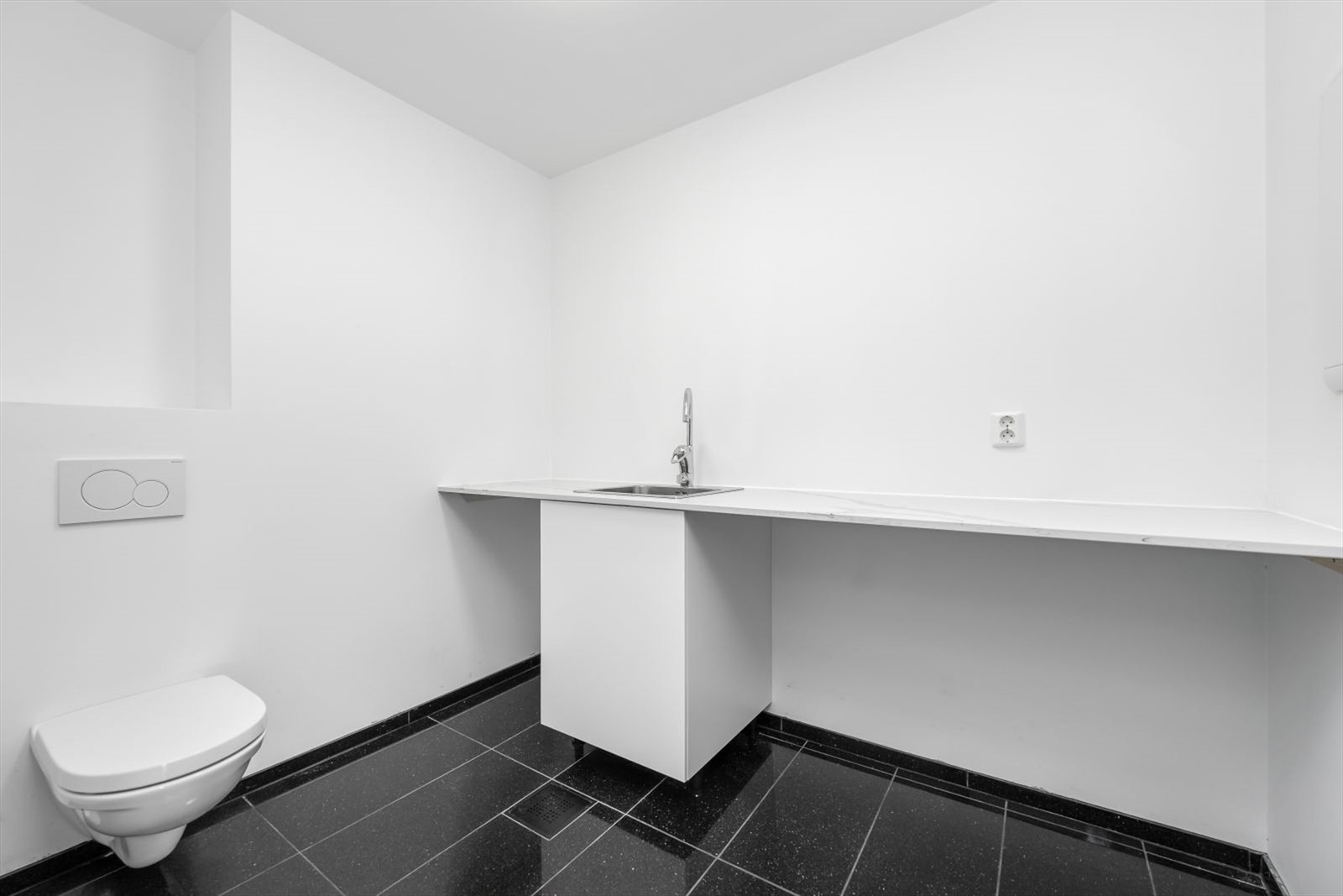 Vaskerom med plass til vaskemaskin og tørketrommel. Galleribilde