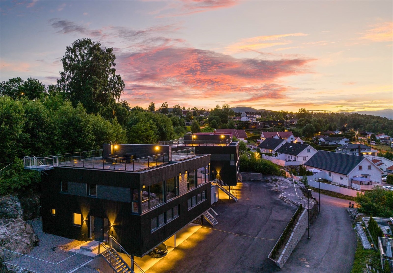 1/2 av vertikaldelt tomannsbolig med ett moderne og tidløst preg. Foto: Joakim Mylove -Inbovi Foto Galleribilde