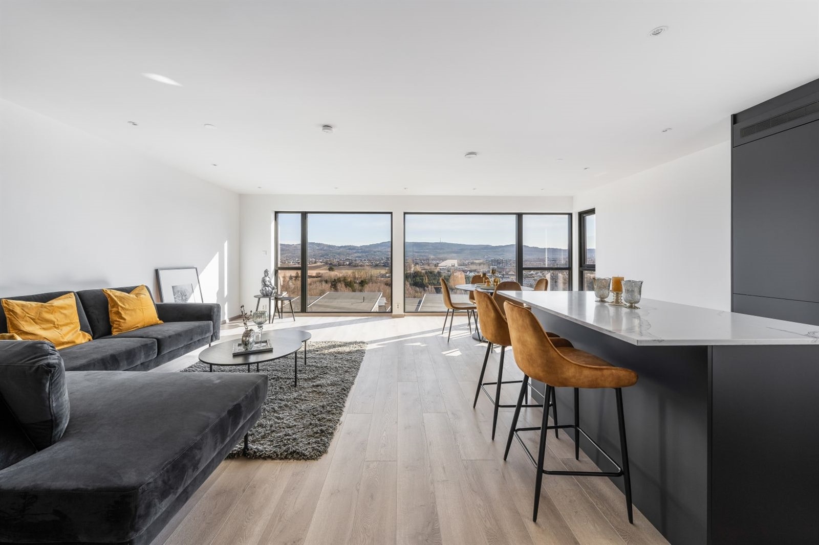 Åpen stue-kjøkkenløsning med store vinduer som gir rikelig med naturlig lys. Foto: Joakim Mylove -Inbovi Foto Galleribilde