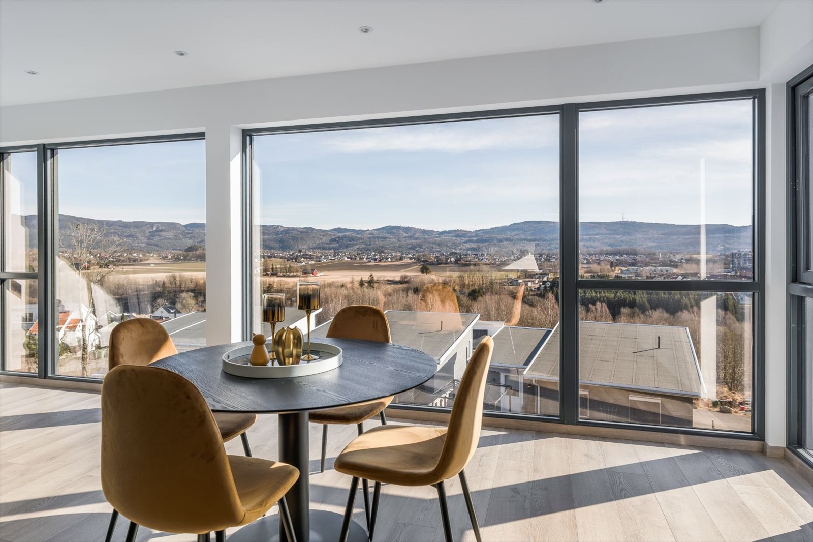 Plass til spisebord foran vinduet. Dette gjør det ekstra hyggelig å ta en kaffe til denne utsikten. Galleribilde