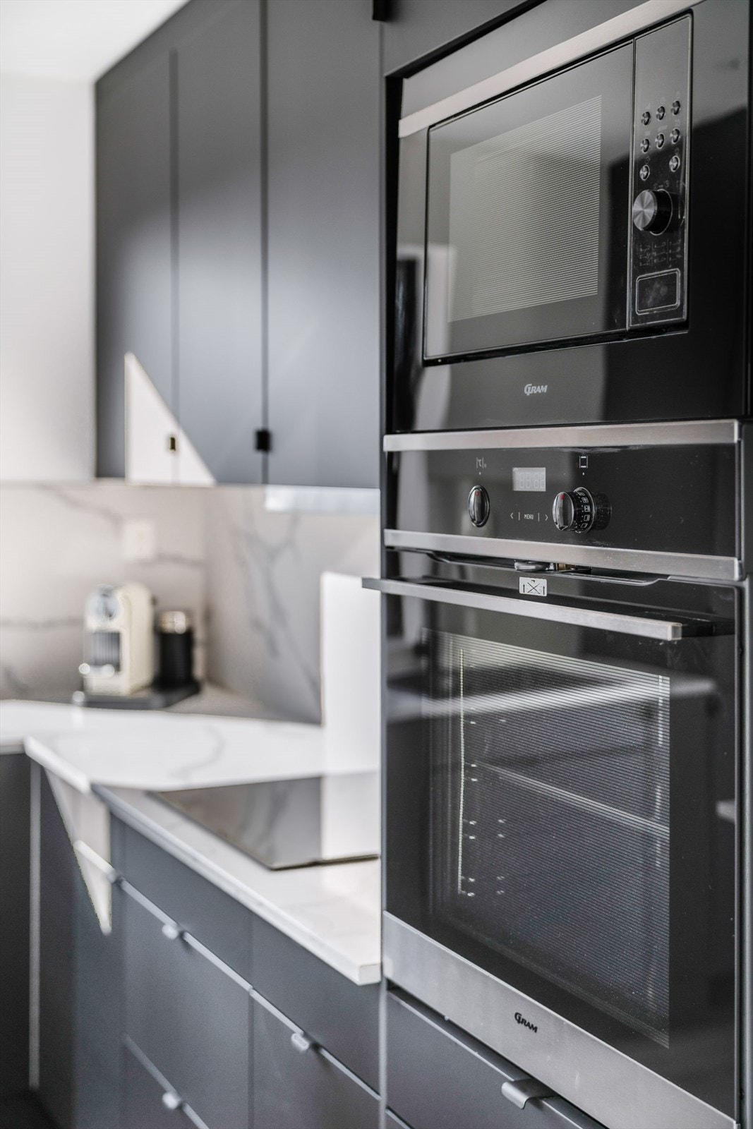 Praktisk med komfyr i høyden. Galleribilde