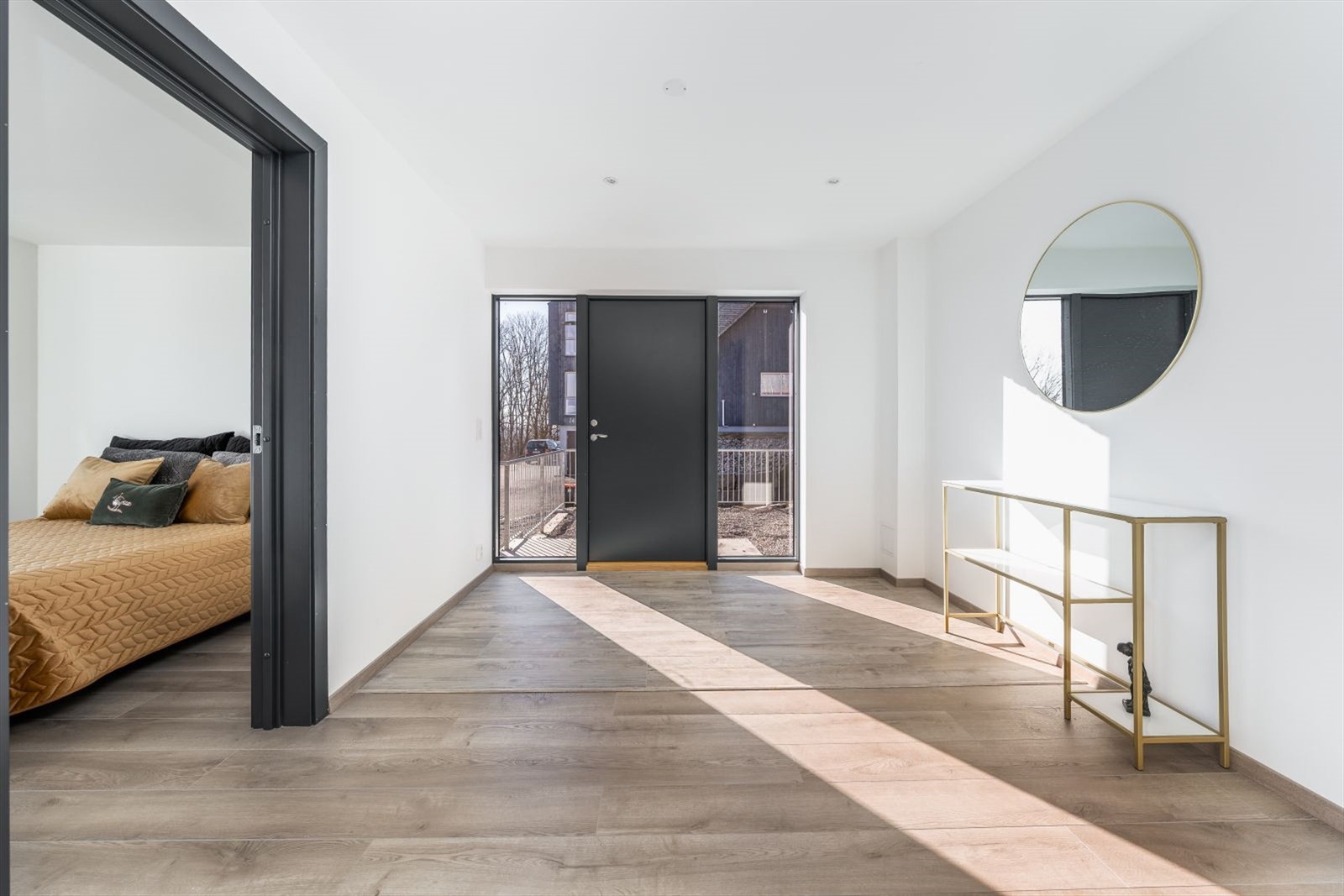 Boligens 1. etasje. Fin entrè med plass til garderobeskap. Galleribilde