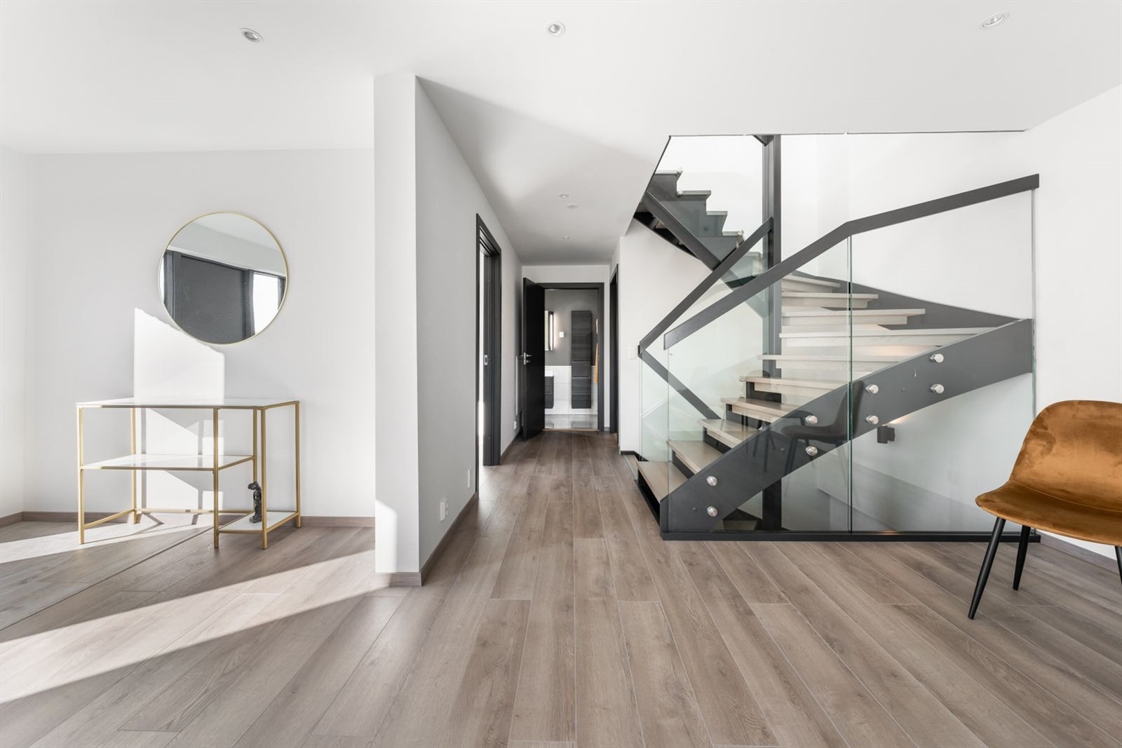 Hall/trappegang i 2. etasje er romslig og har plass til en sittegruppe, og kan fint benyttes til en liten stuekrok. Galleribilde