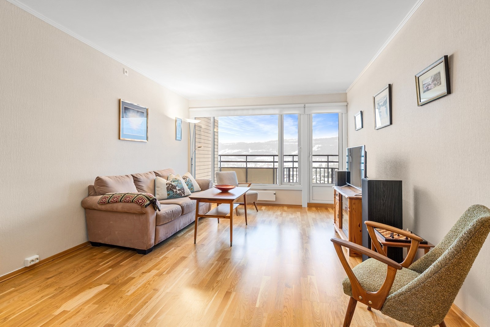 Direkte utgang til en flott, solrik terrasse med nydelig utsikt. Galleribilde