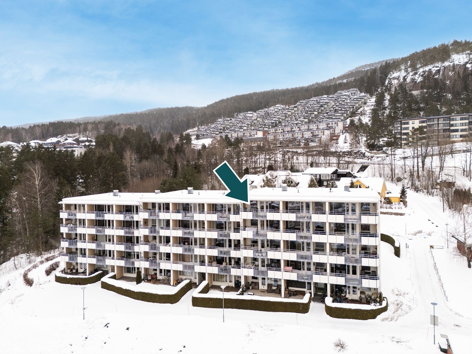 Velkommen til Myrehagen 29 på Åssiden. 4-roms toppleilighet med solrik balkong og flott utsikt. Garasje medfølger. Galleribilde