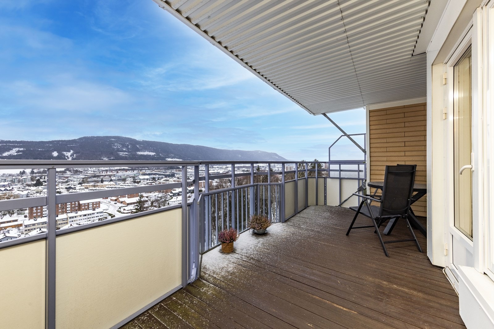 Romslig og solrik terrasse med nydelig utsikt til stor glede på gode og varme sommerdager! Galleribilde