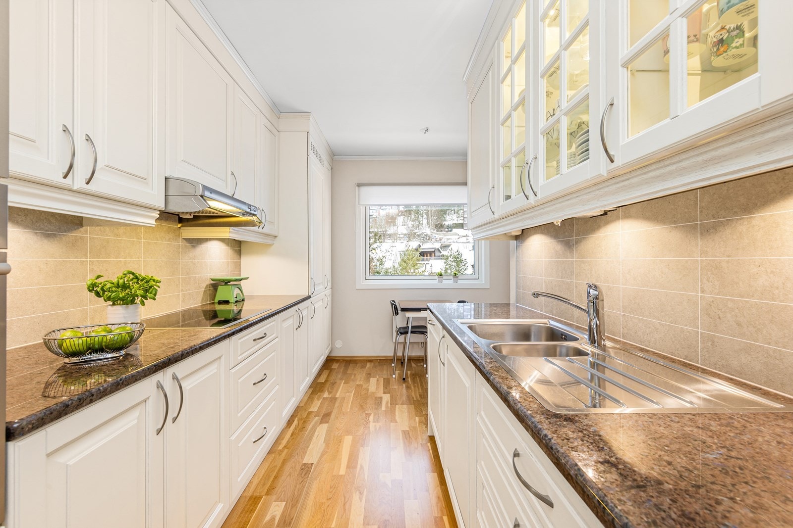 Her har du alt du trenger for en effektiv og trivelig kokkelering. Rikelig med skap- og benkeplass. Galleribilde