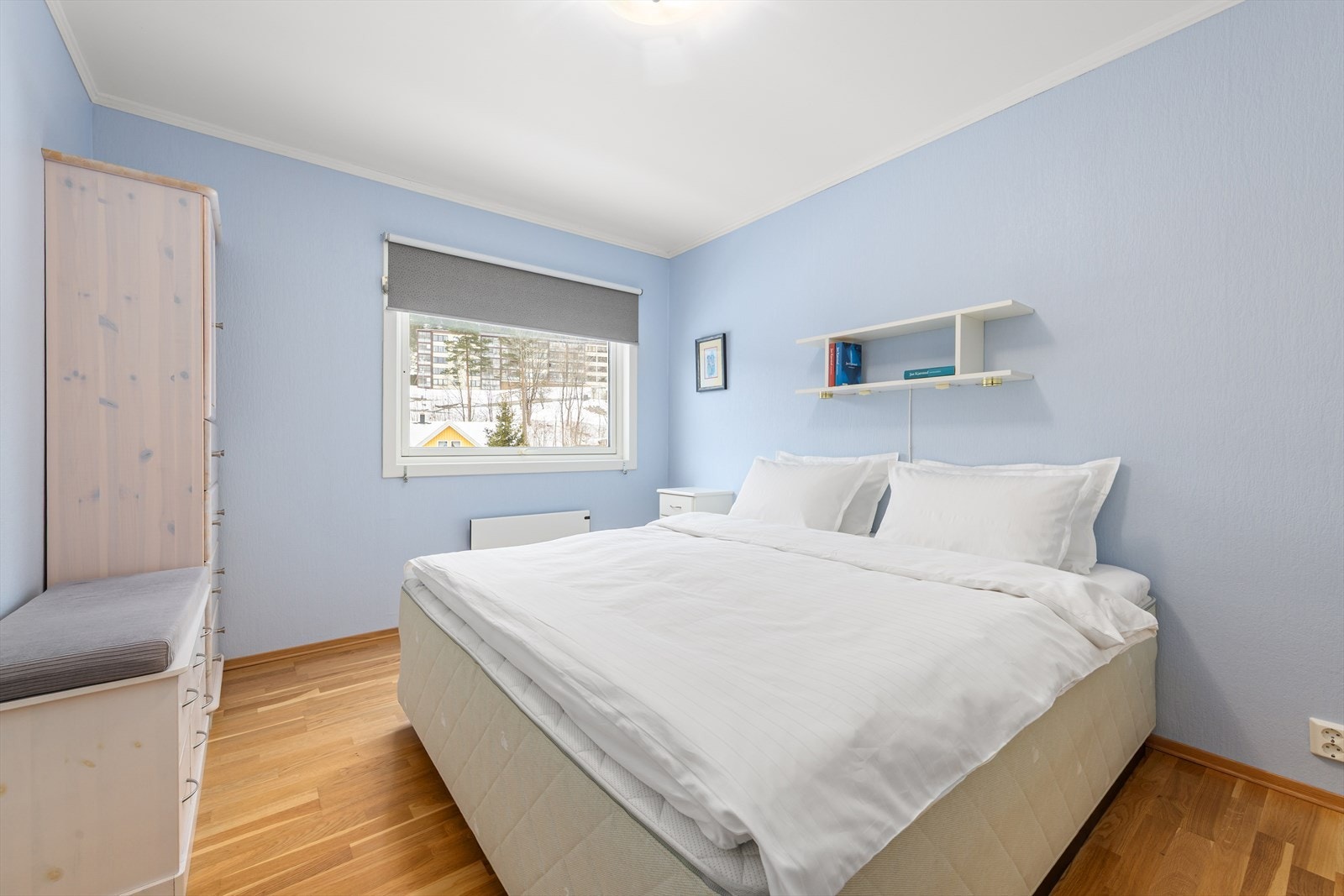 Lyst og romslig soverom med god plass til dobbeltseng. Galleribilde