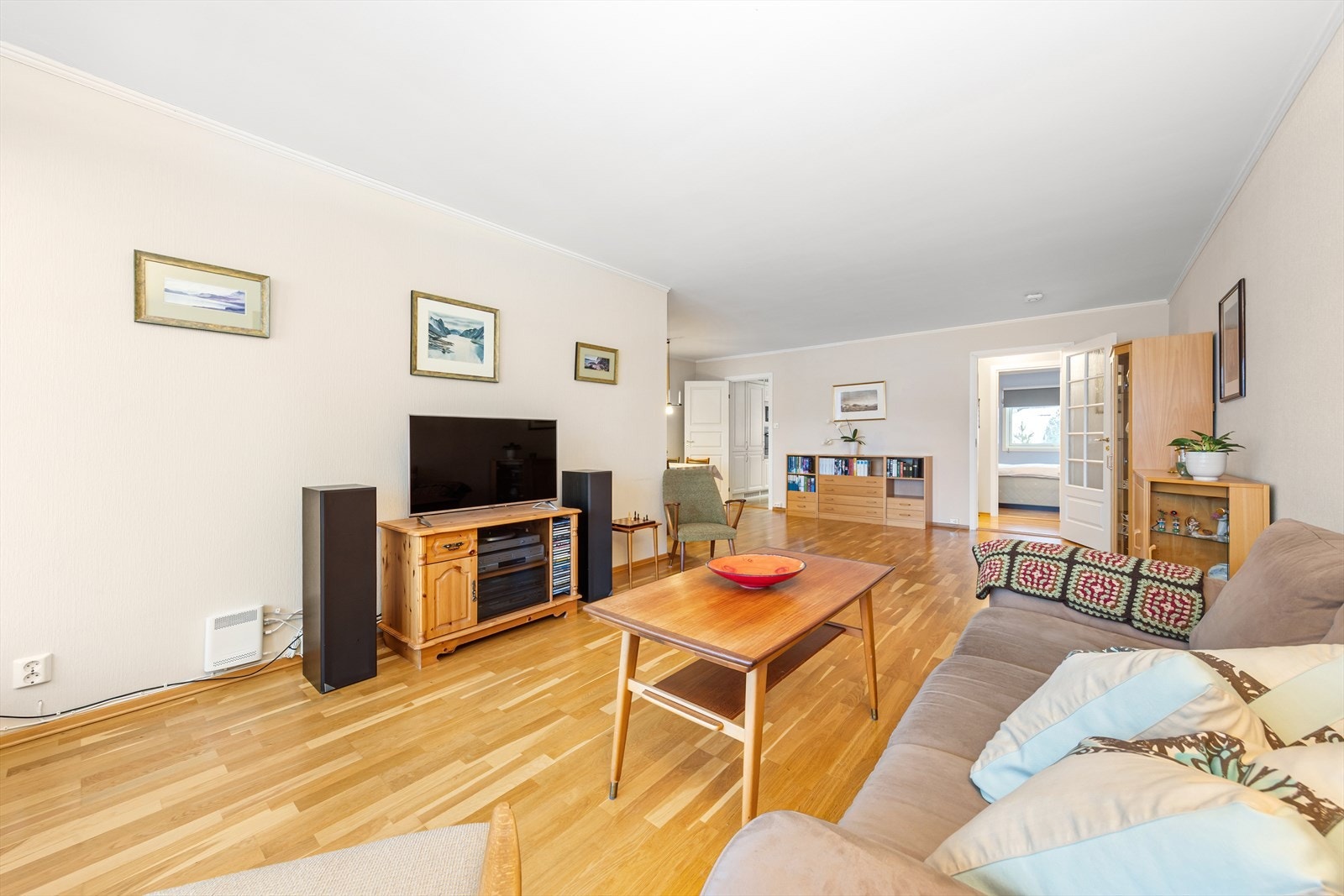 Lys og romslig stue, et samlingspunkt for både hverdag og hygge. Galleribilde