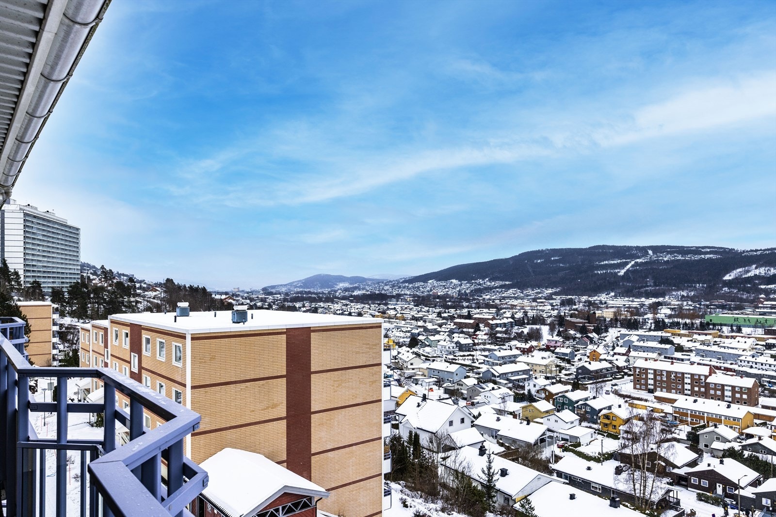 Upåklagelig utsikt! Elveparken ligger i gangavstand fra leiligheten og er et yndet fritidsområde for både store og små. Galleribilde
