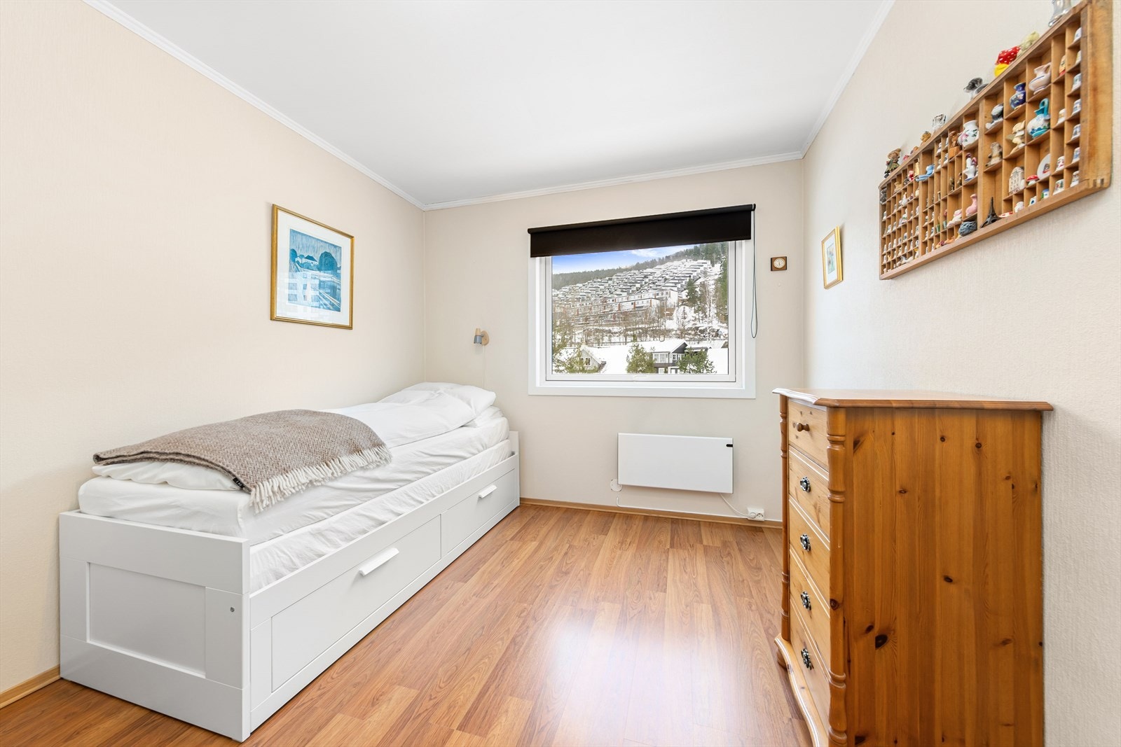 Lyst og trivelig soverom klart for innredning etter eget ønske og behov. Galleribilde