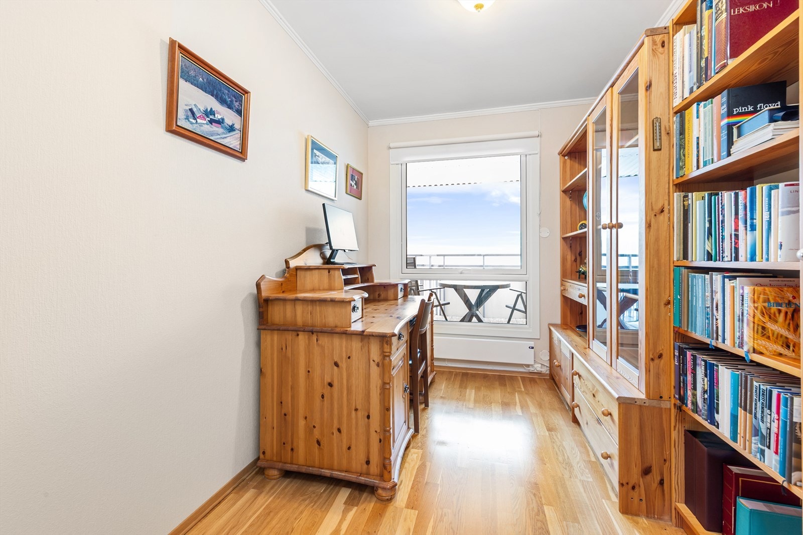 Kontor/soverom kombinert med praktisk kontorløsning, perfekt for både ro og effektivt arbeid. Galleribilde