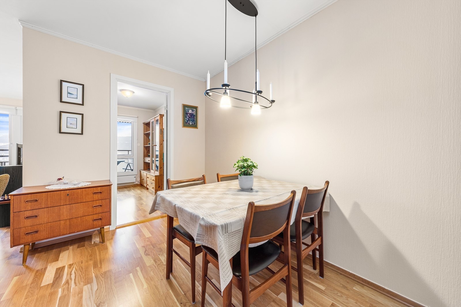 Koselig spiseplass hvor du kan dekke opp og samle venner og familie til hyggelige måltider og sosiale sammenkomster. Galleribilde