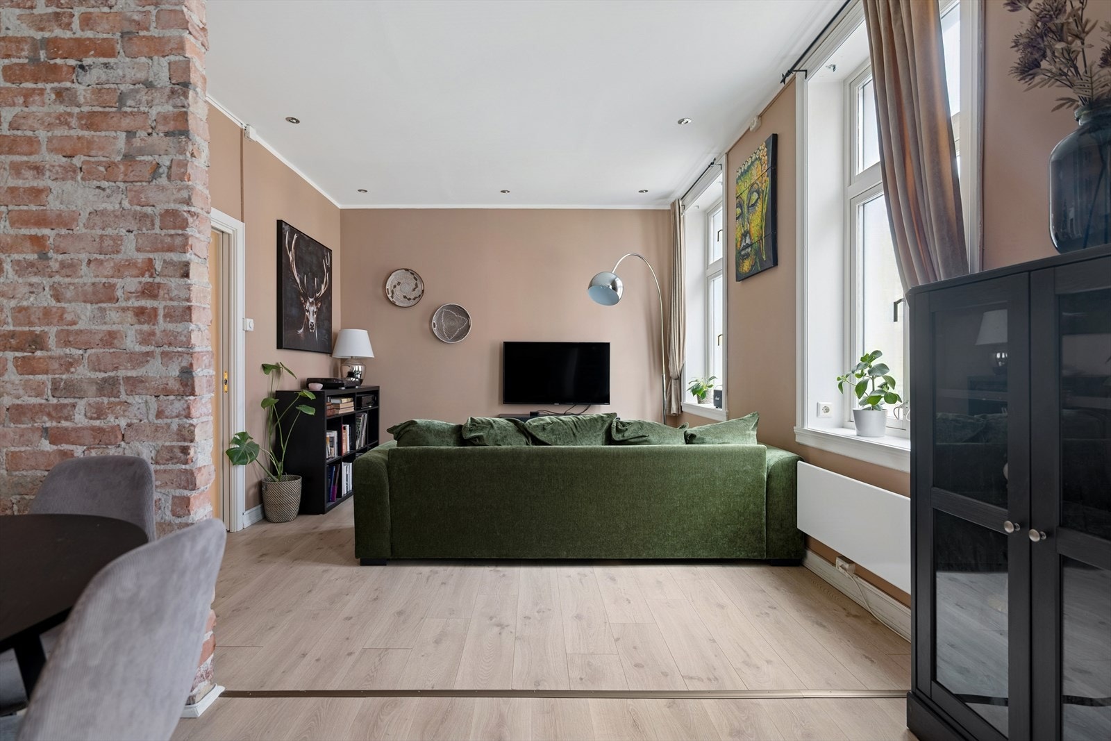 De store vindusflatene bidrar til rikelig med naturlig lys inn i leiligheten. Galleribilde