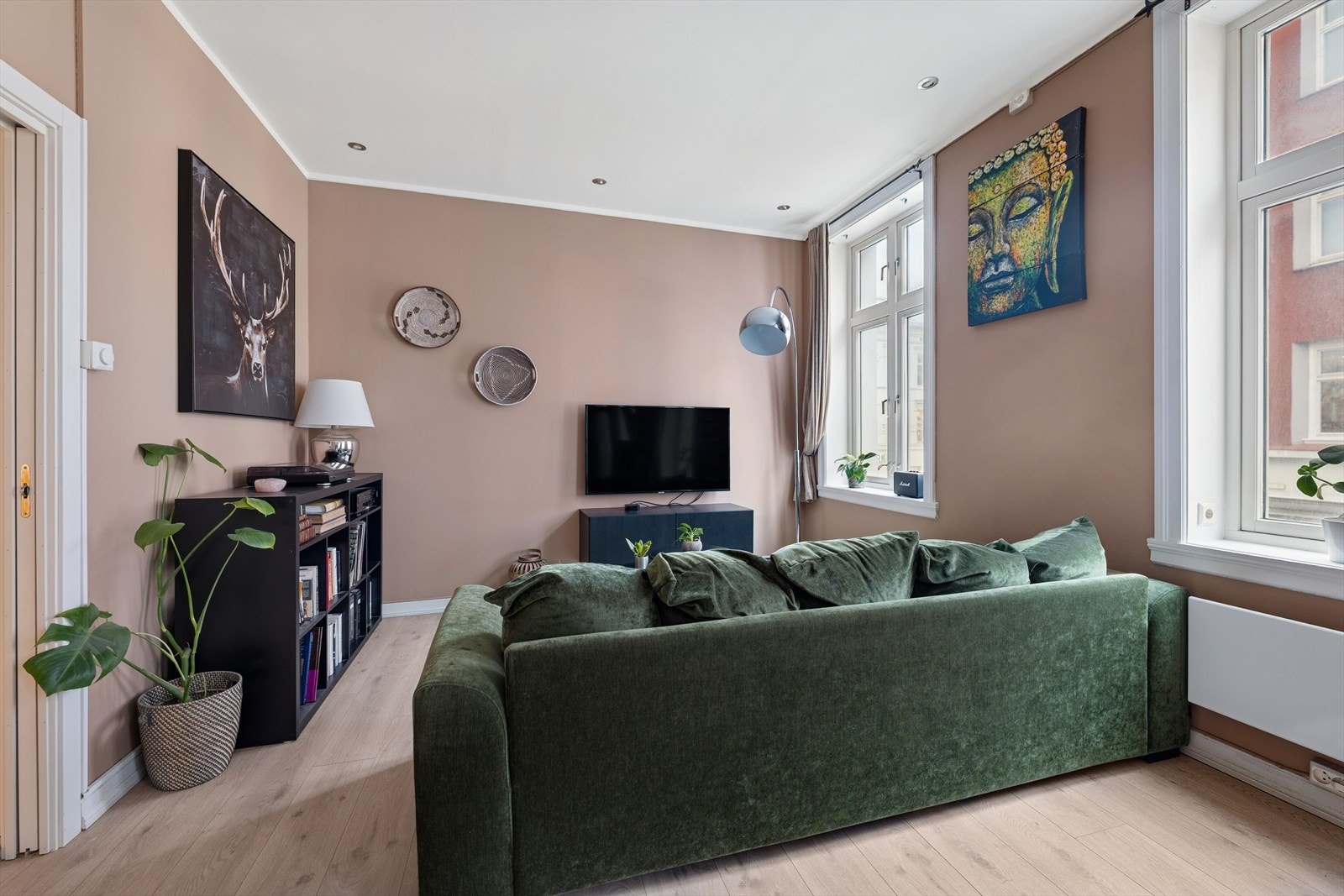 Stuen og kjøkkenet vender ut mot rolig blindvei. Galleribilde