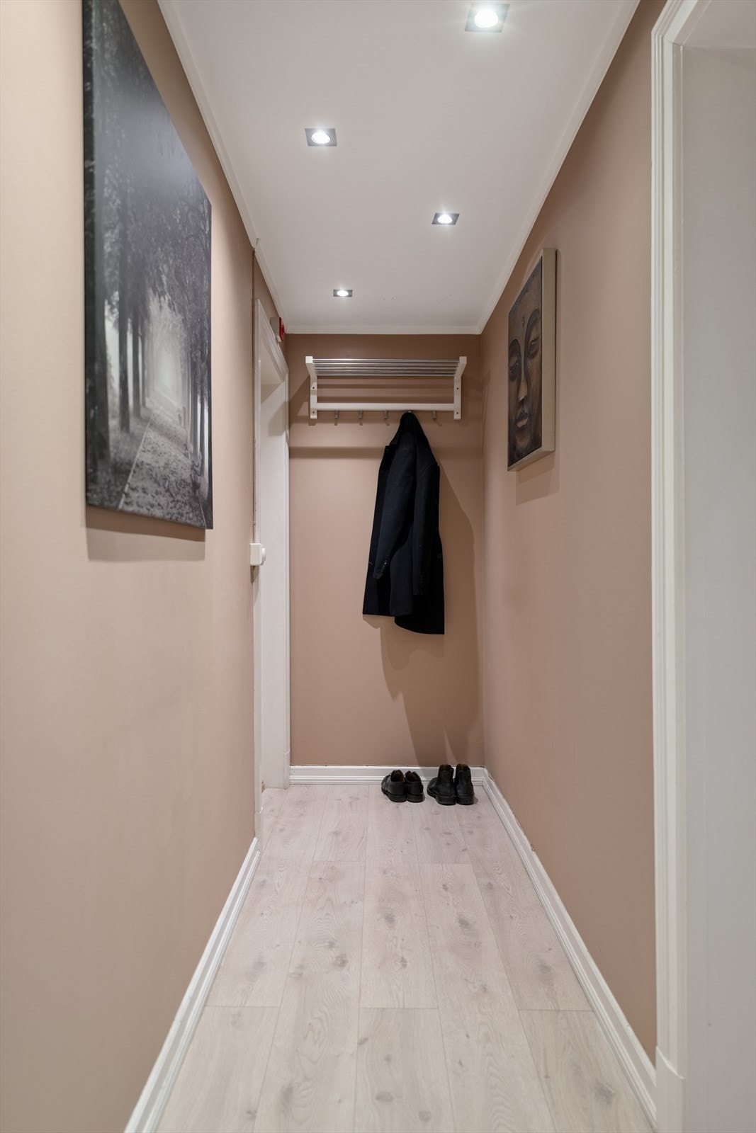 Velkommen inn! I inngangspartiet . Her har du god plass til å henge fra yttertøy samt andre dagligdagse nødvendigheter. Herfra har du adkomst til leilighetens øvrige rom. Galleribilde