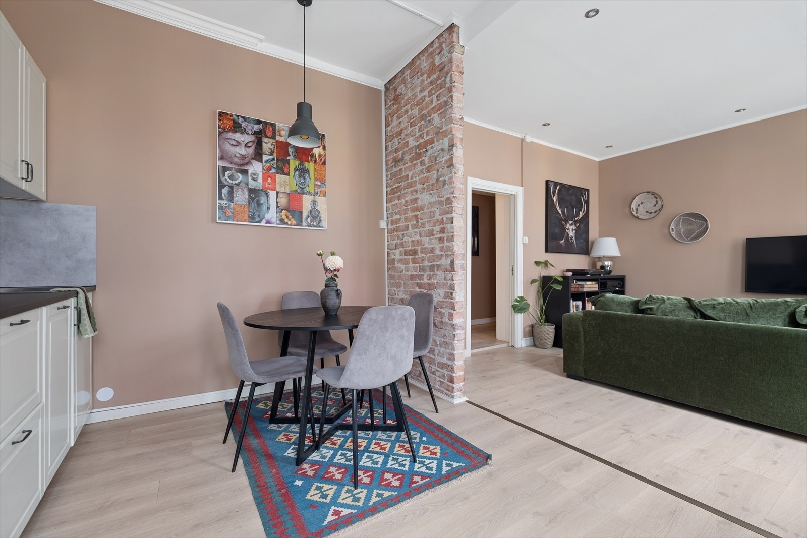 Stuen og kjøkkenet har en delvis åpen løsning som bidrar til en sosial sone. Galleribilde