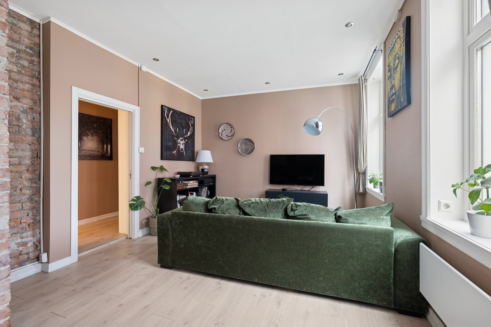 Stuen er romslig og har flere møbleringsmuligheter. Galleribilde