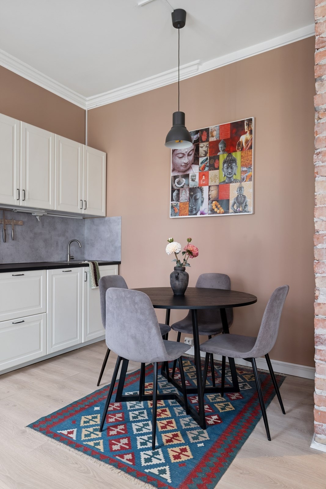 Det er god plass til en spisegruppe på kjøkkenet. Galleribilde