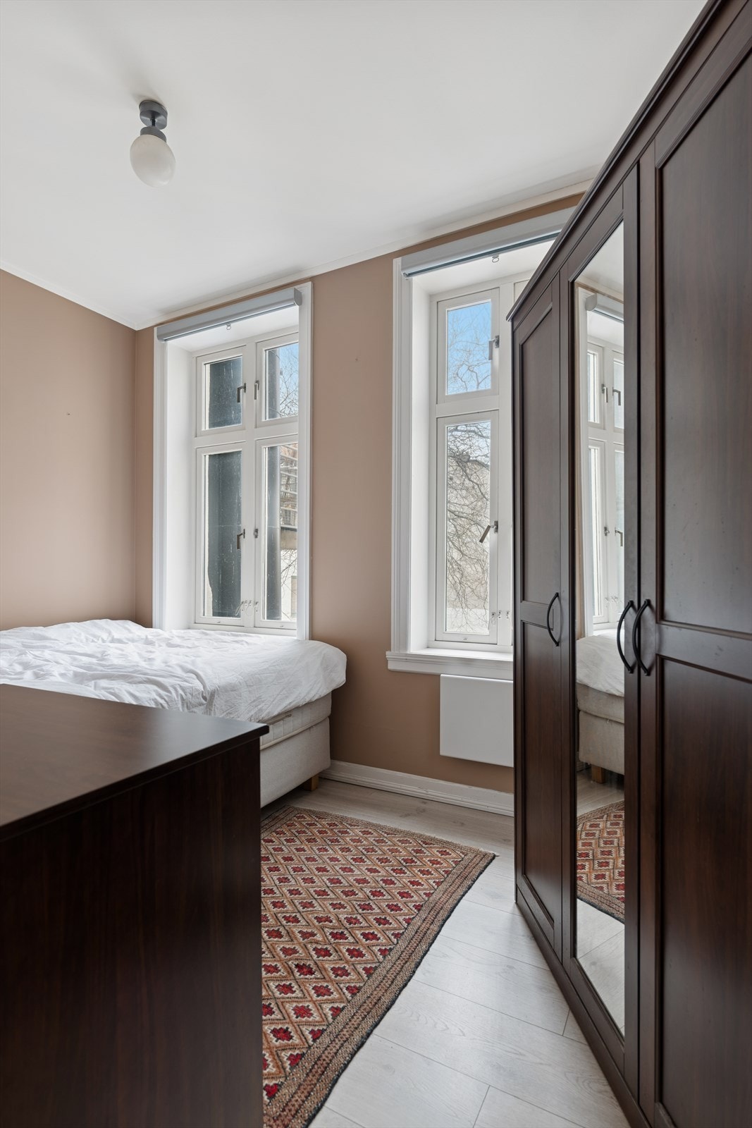 Leilighetens soverom er av god størrelse og vender ut mot bakgård. Galleribilde