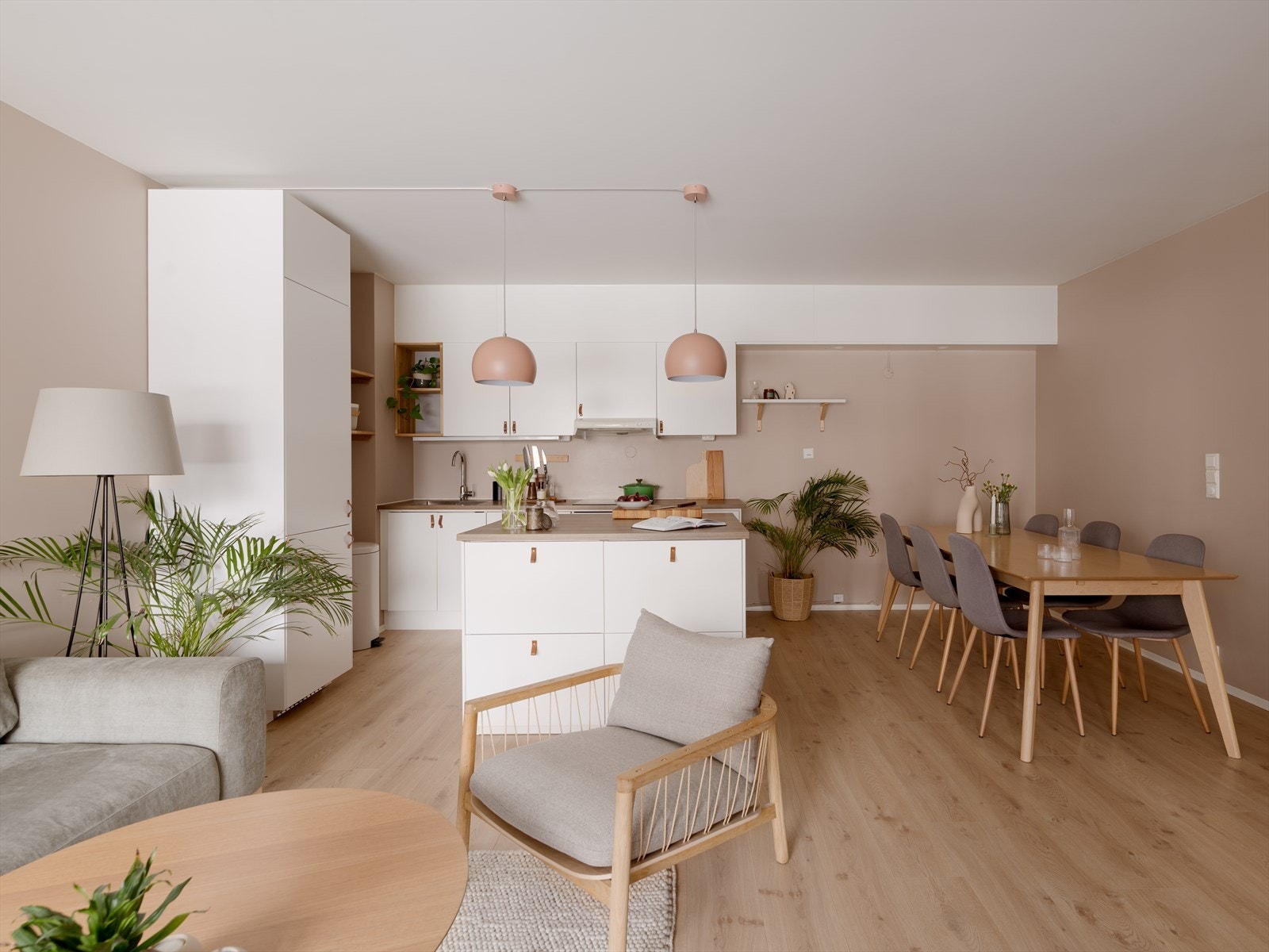 En hyggelig kjøkkenøy med god oppbevaringsplass fungerer som et naturlig samlingspunkt og gir ekstra arbeidsflate. Galleribilde