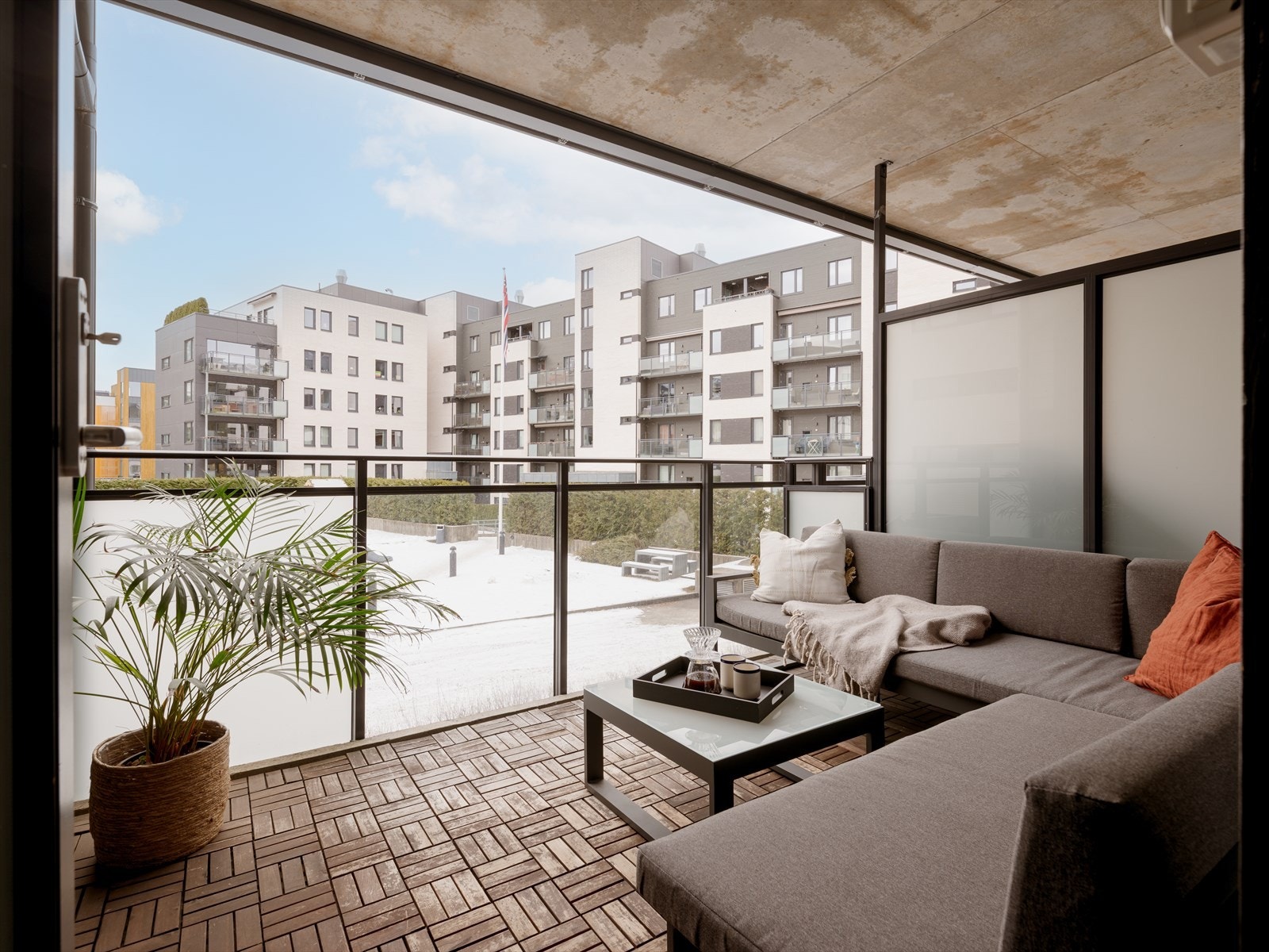 Leiligheten har en god intern beliggenhet i bygget, vendt mot et parkmessig opparbeidet uteareal. Galleribilde